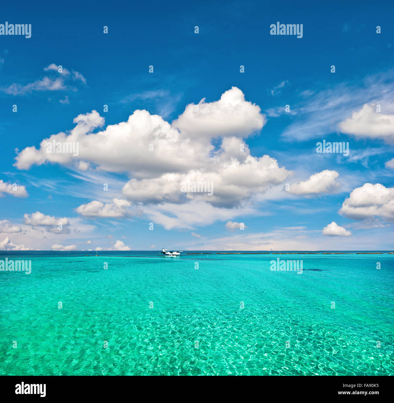 Vacances d'arrière-plan. L'eau de mer turquoise et ciel nuageux ciel bleu. Paradise Island Banque D'Images
