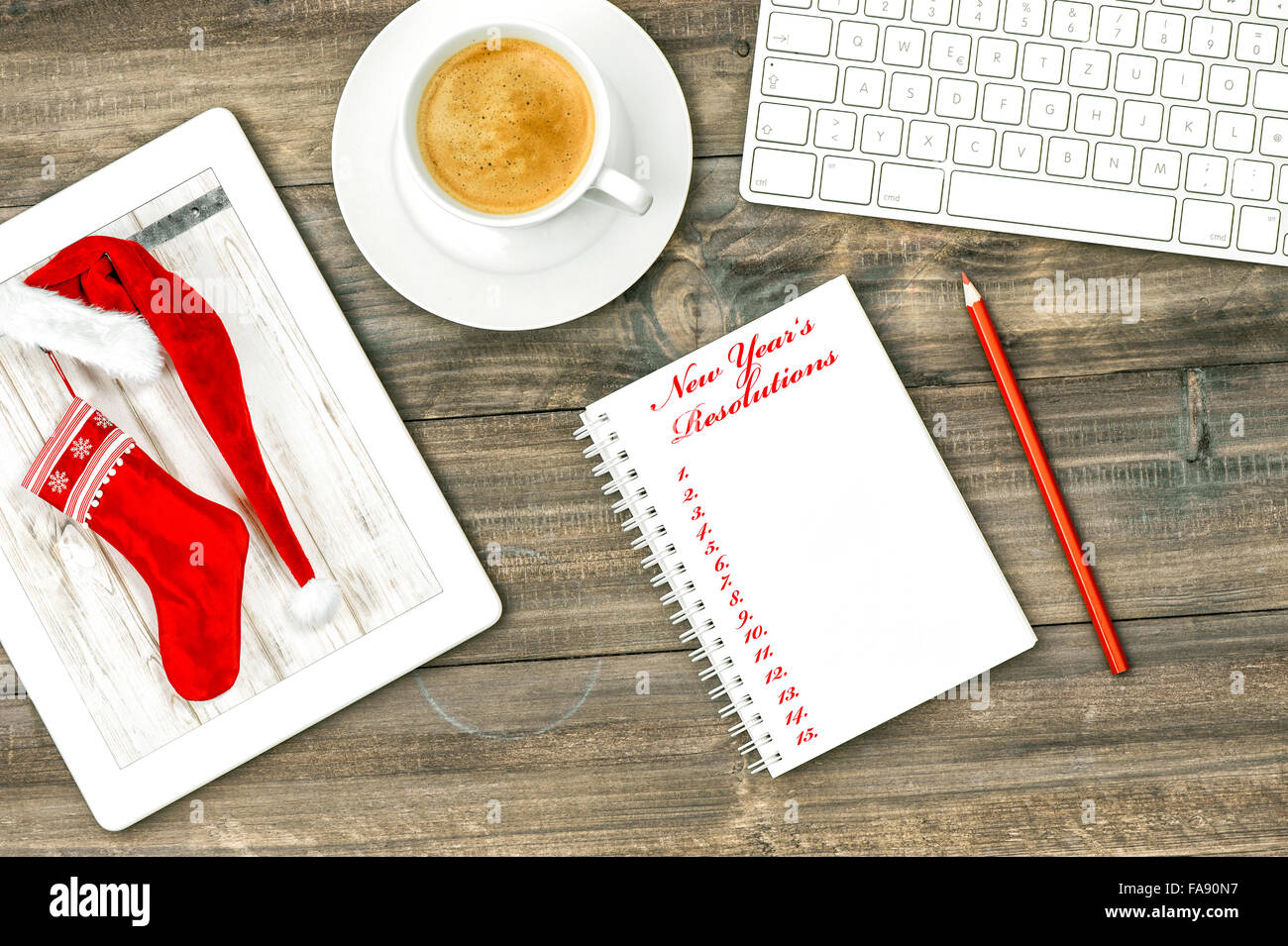 Digital tablet pc, le clavier et le café verre sur table en bois. Les résolutions du Nouvel An Banque D'Images