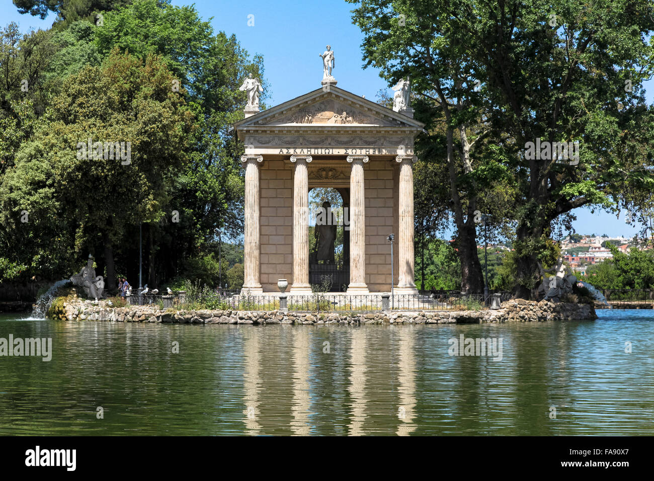 Temple d'Asclépios et le lac à proximité de l'établissement Villa Borghese Banque D'Images