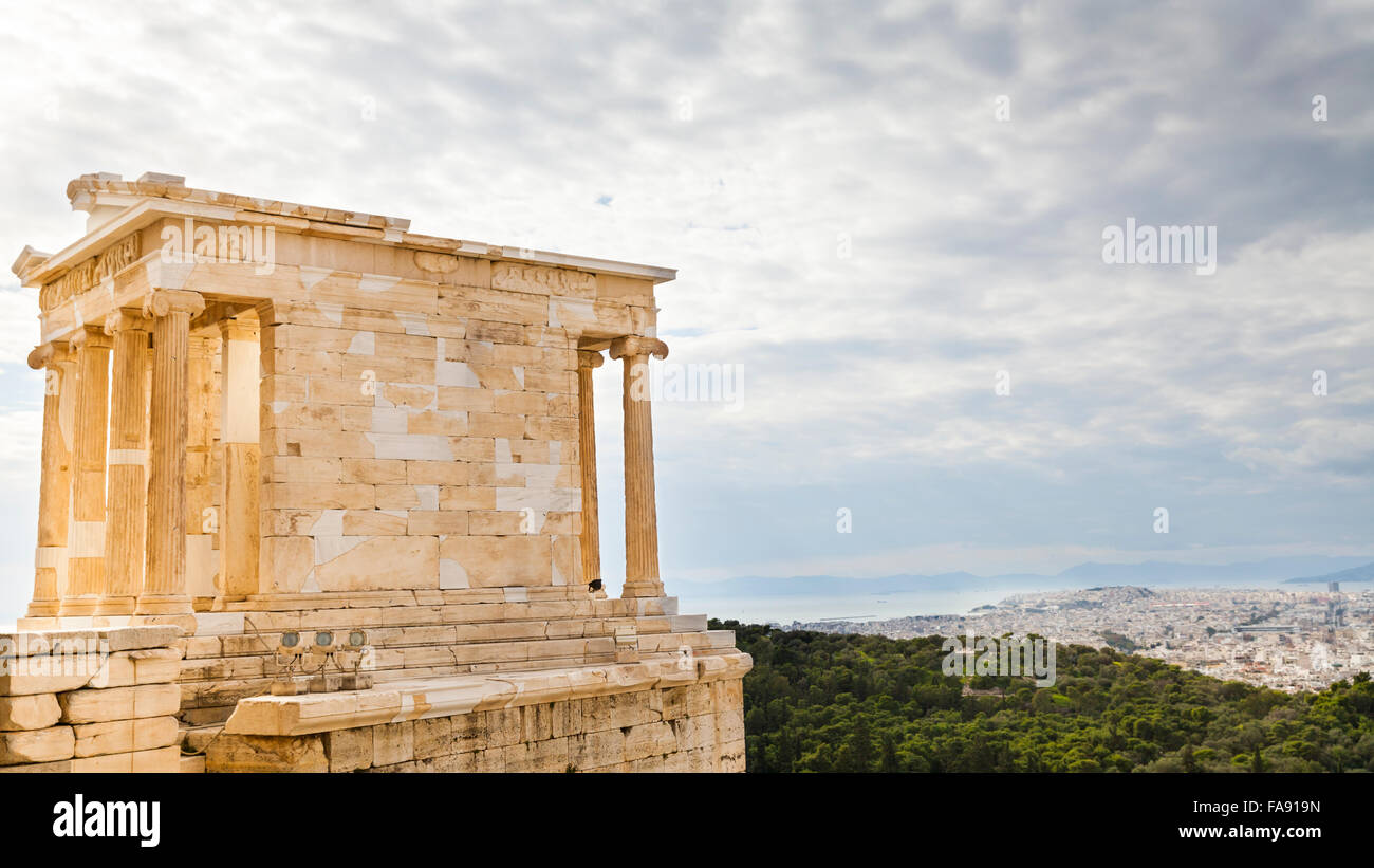 Le Temple d'Athéna Nike à l'acropole d'Athènes en Grèce, vue vers la ville et la mer en arrière-plan Banque D'Images
