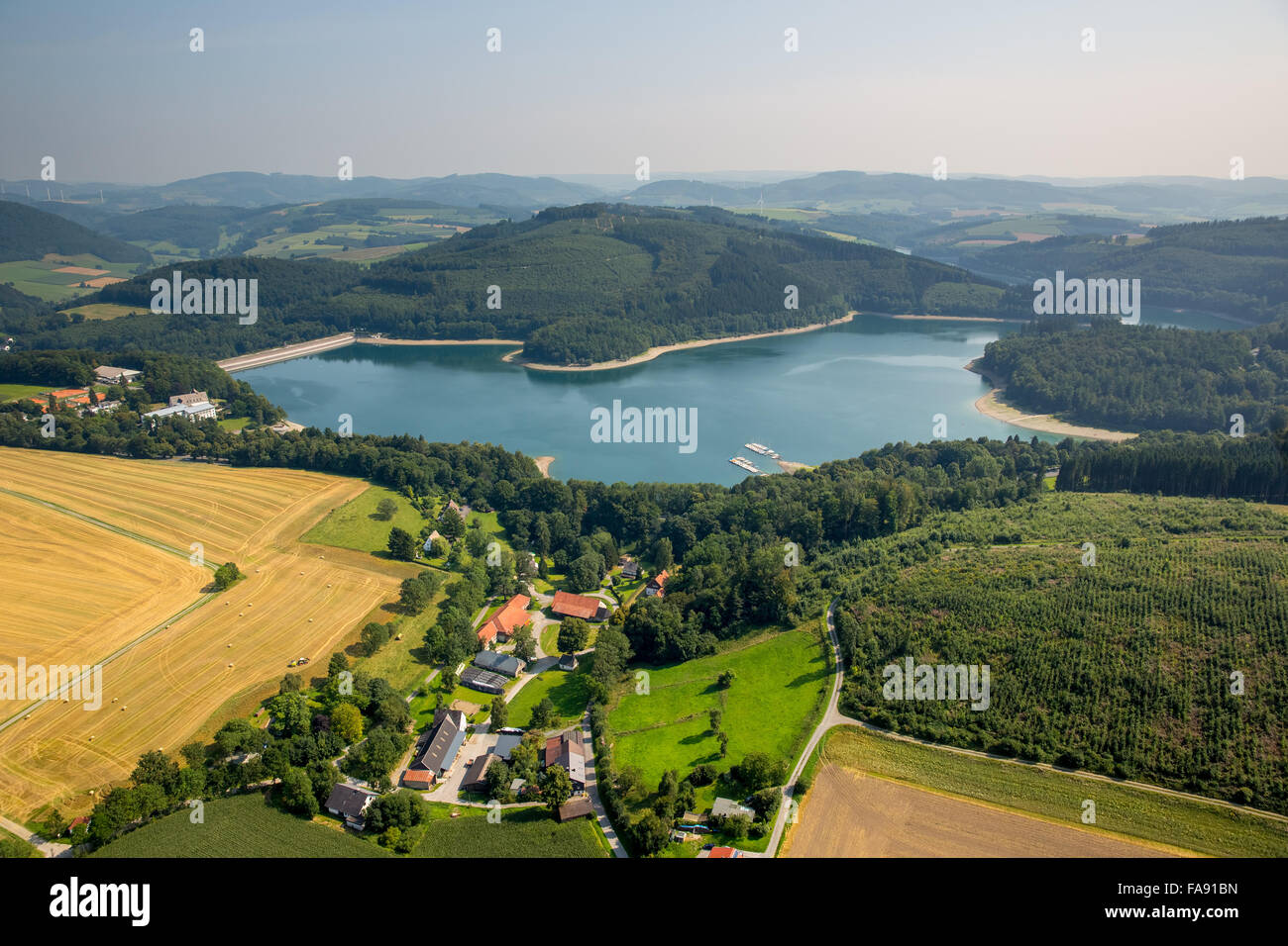 Hennelake Hennesee, avec plage de sable et des barrages en béton, Meschede, Sauerland, Rhénanie du Nord-Westphalie, Allemagne Europe, vue aérienne Banque D'Images