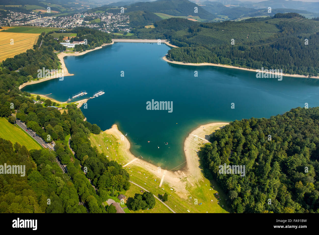 Hennelake Hennesee, avec plage de sable et des barrages en béton, Meschede, Sauerland, Rhénanie du Nord-Westphalie, Allemagne, Europe, antenne Banque D'Images