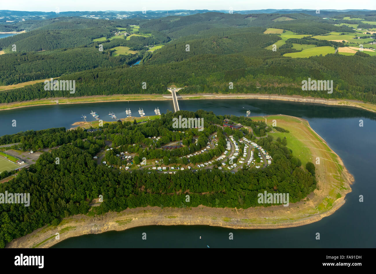 Abaissement du niveau de l'eau dans le Biggetalsperre, faible niveau d'eau, de réparation de barrage en enrochements, Bigge head, le camping, le barrage, Olpe, Sauerland Banque D'Images