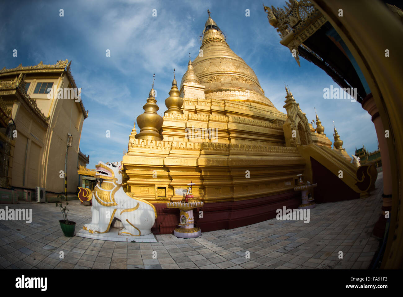 SAGAING, Myanmar — installée au sommet de la colline Nga-pha, la pagode Soon Oo Pon Nya Shin est l’une des multiples pagodes et temples du district religieux de Sagaing, près de Mandalay. La pagode originale date de 674. Banque D'Images