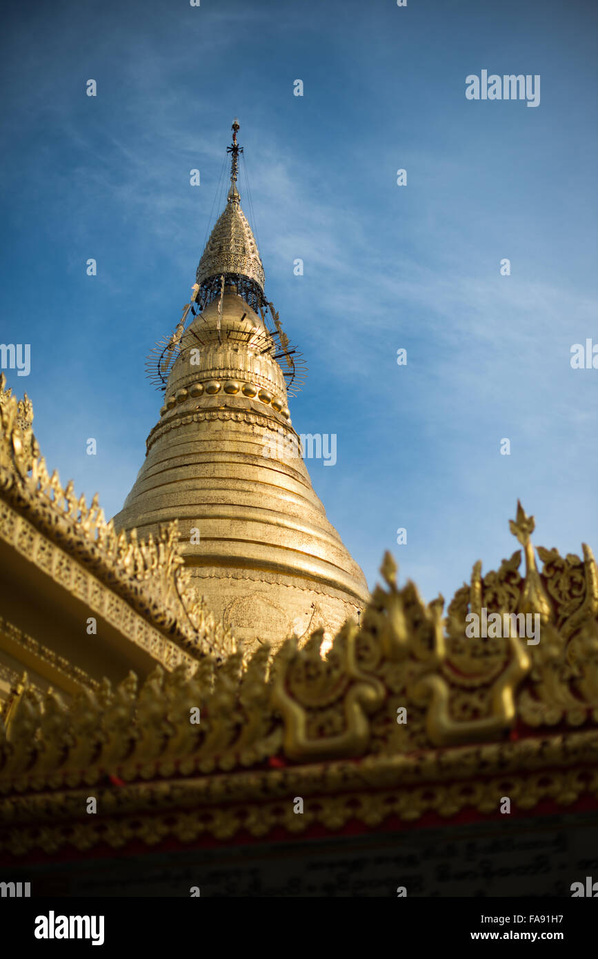 SAGAING, Myanmar — Un parapluie doublé d'or sur la pagode Soon Oo Pon Nya Shin. Située au sommet de la colline Nga-pha, la pagode Soon Oo Pon Nya Shin est l'une des multiples pagodes et temples du quartier religieux de Sagaing, près de Mandalay. La pagode originale date de 674. Banque D'Images