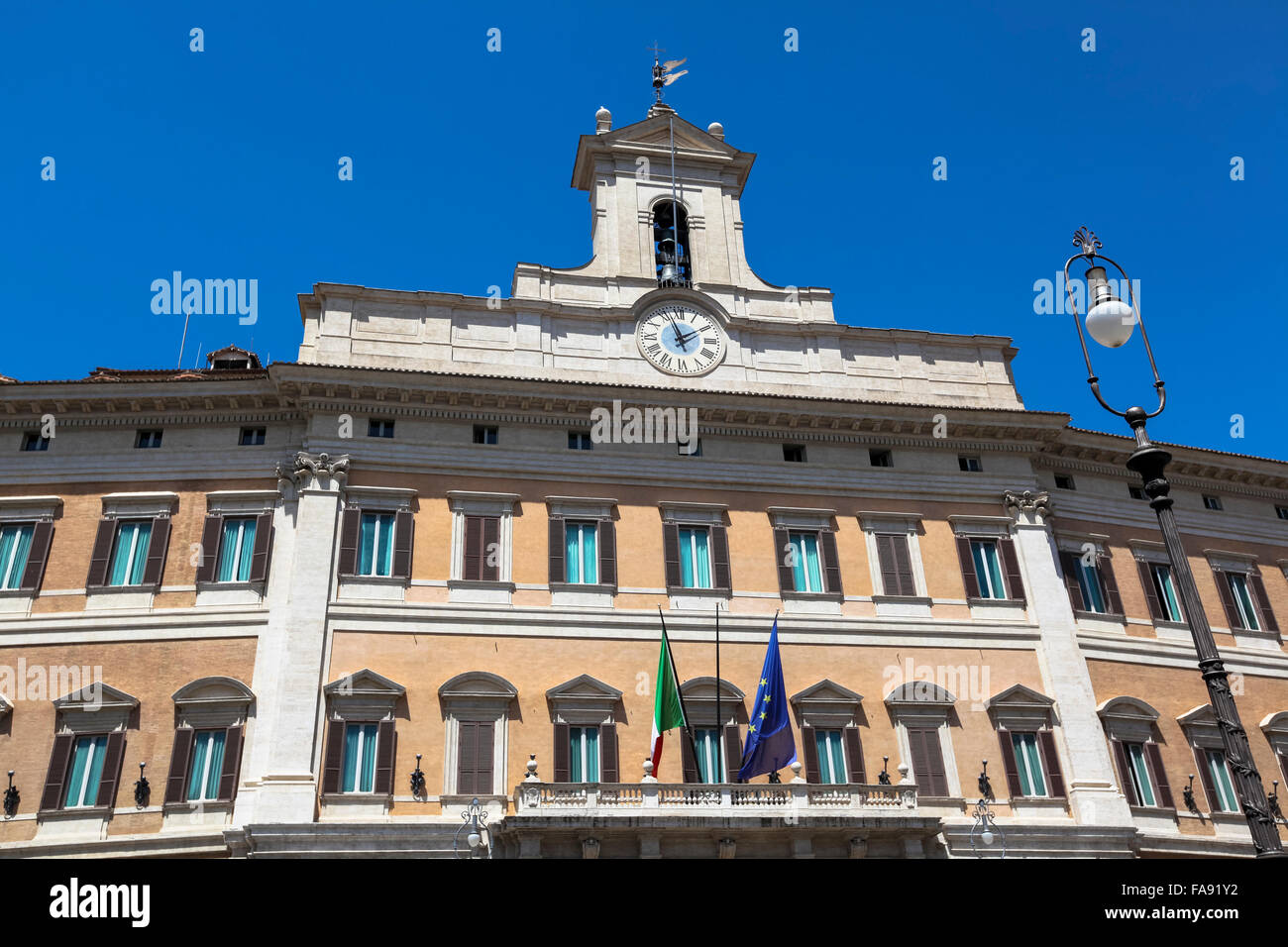 La façade de Camera dei Deputati - du parlement italien sur la Piazza di  Montecitorio, Rome Photo Stock - Alamy