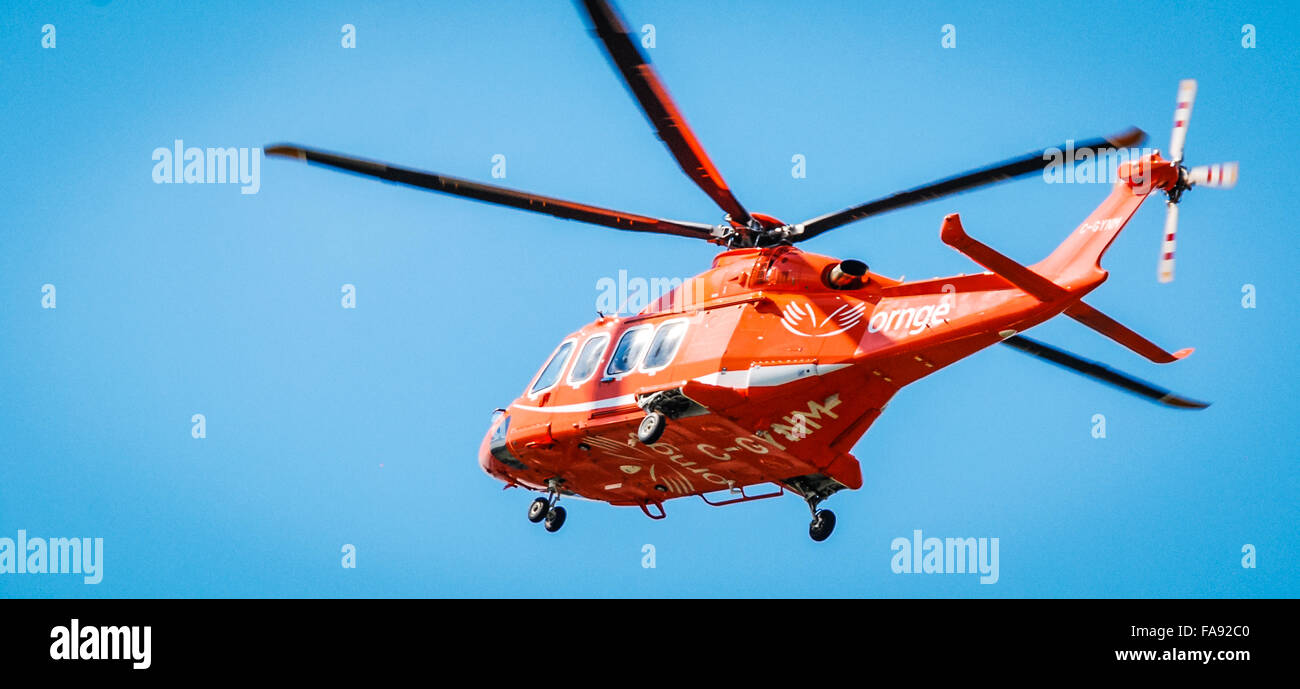 Editorial : septembre 2012, un pont aérien en hélicoptère Ornge ciel bleu au-dessus d'Ottawa, Ontario Canada. Banque D'Images