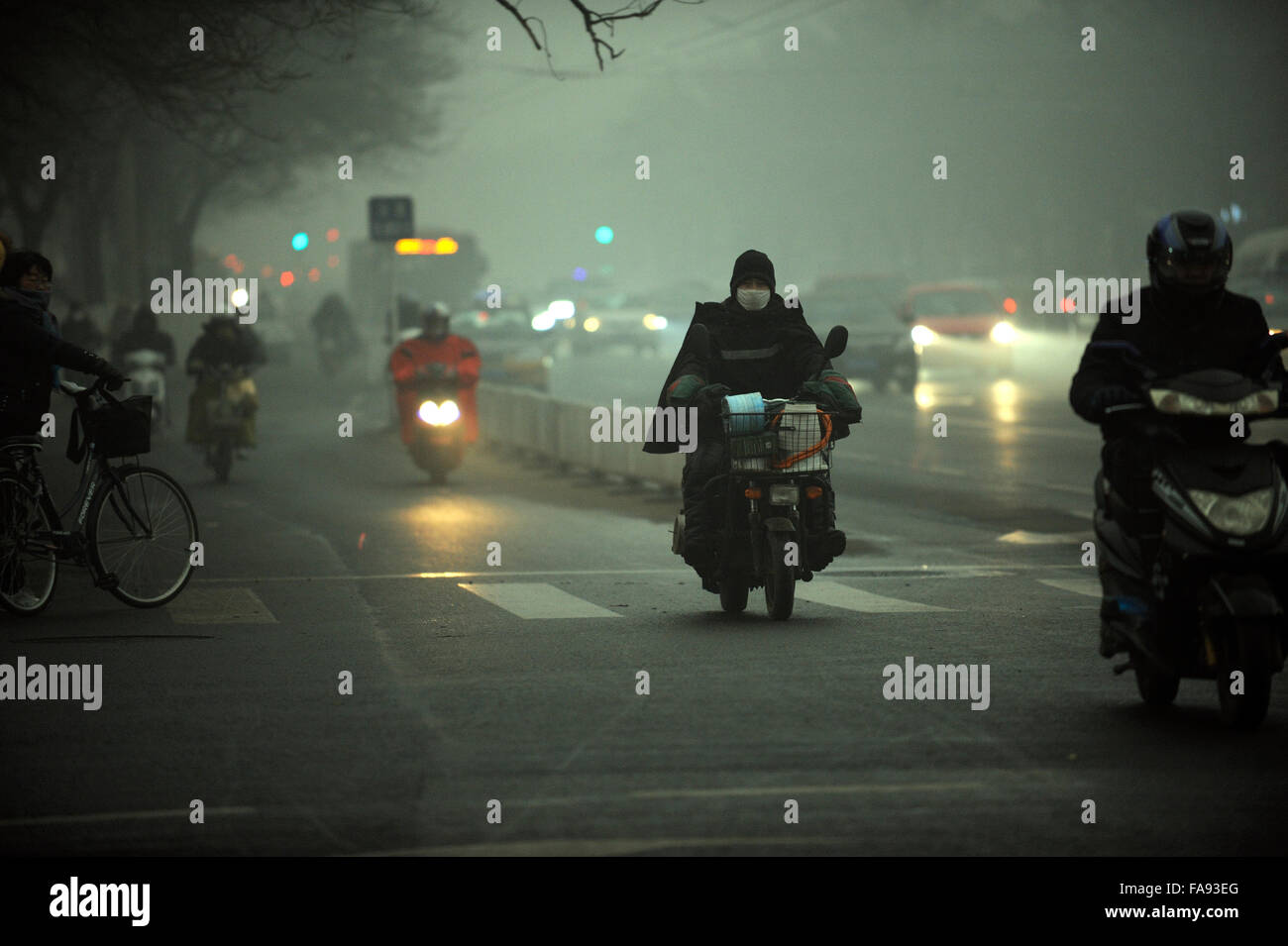 Les gens portent des masques qu'un épais brouillard de pollution de l'air des enveloppes Beijing, Chine. 01-Déc-2015 Banque D'Images