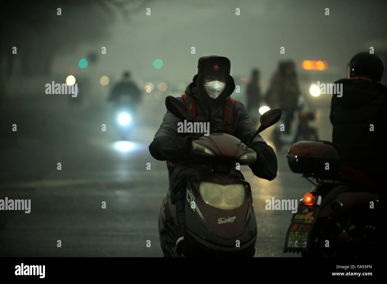 Les gens portent des masques qu'un épais brouillard de pollution de l'air des enveloppes Beijing, Chine. 01-Déc-2015 Banque D'Images