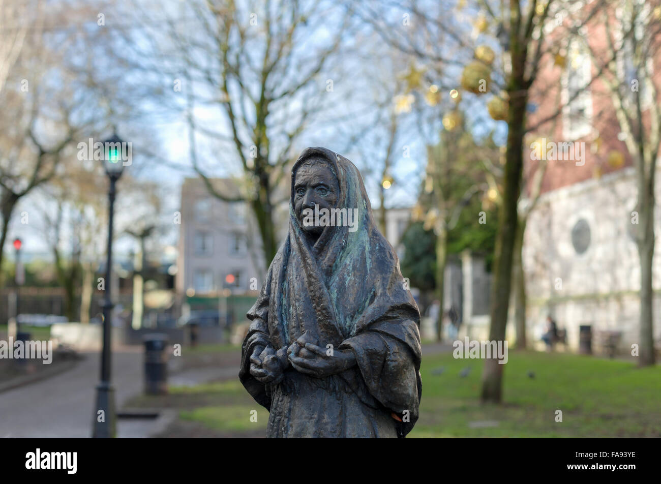 Vendeur d'oignons, une sculpture en bronze commémorant les commerçants de rue sur la rue Cornmarket par Seamus Murphy Banque D'Images