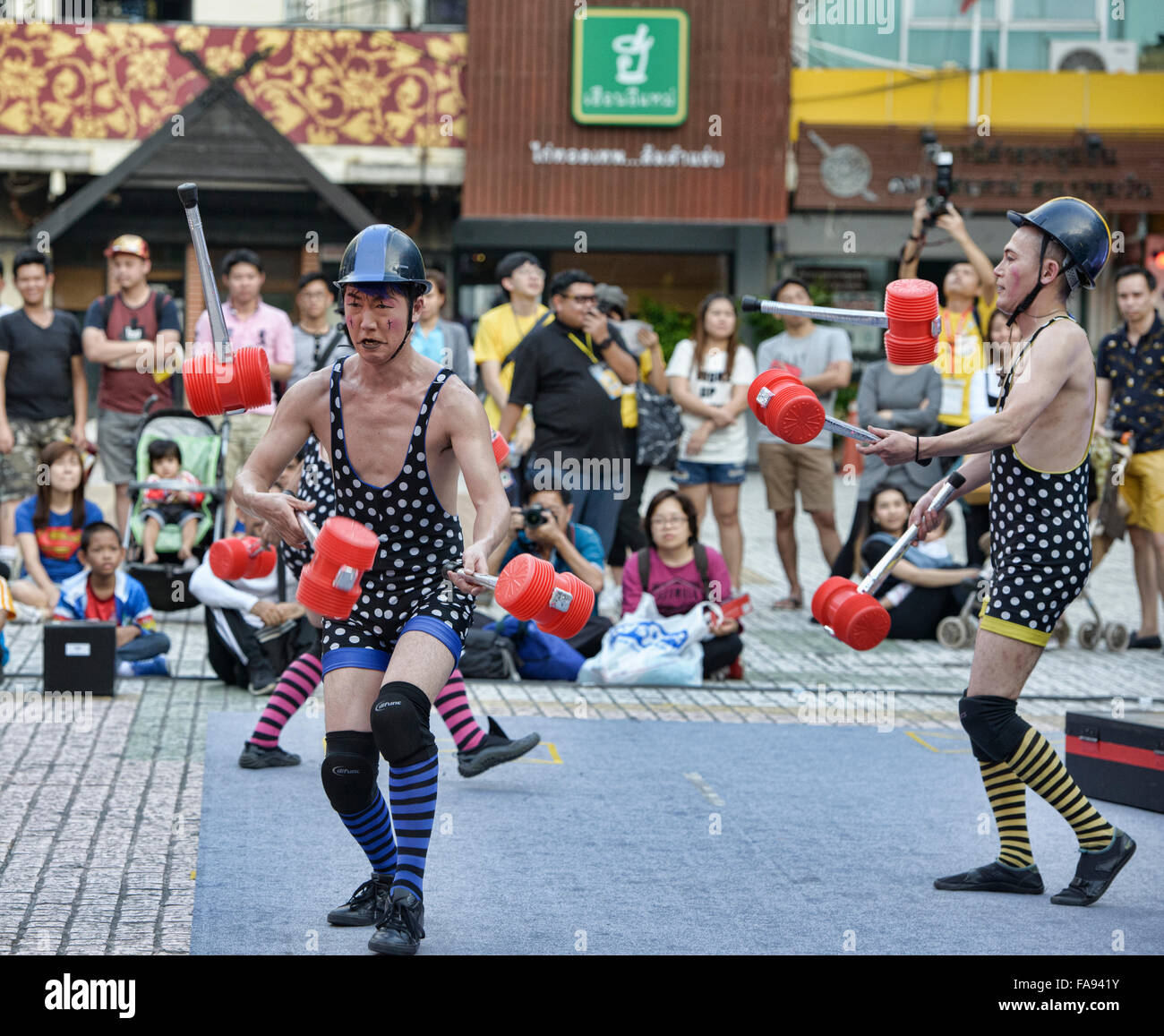 Les jongleurs de la bande dessinée à un festival de rue à Bangkok, Thaïlande Banque D'Images