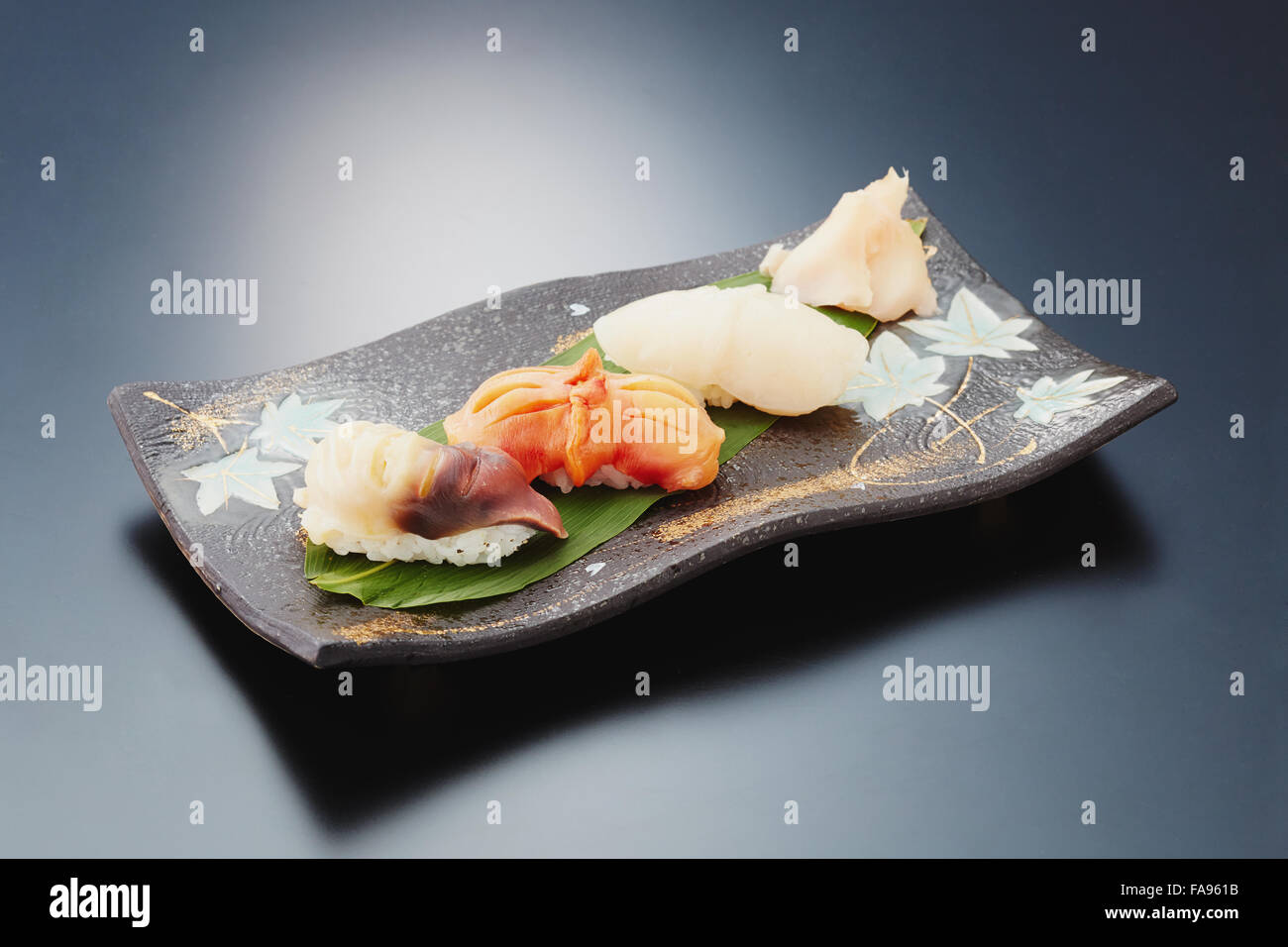 Plaque Sushi sur bureau noir Banque D'Images