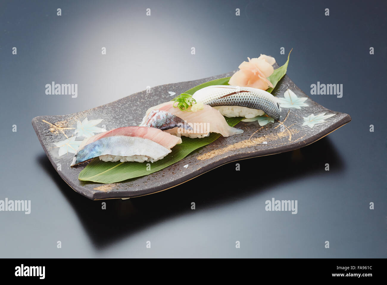 Plaque Sushi sur bureau noir Banque D'Images