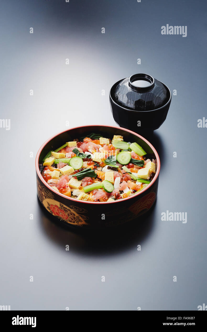 De style japonais, Chirashi-sushi plate Banque D'Images