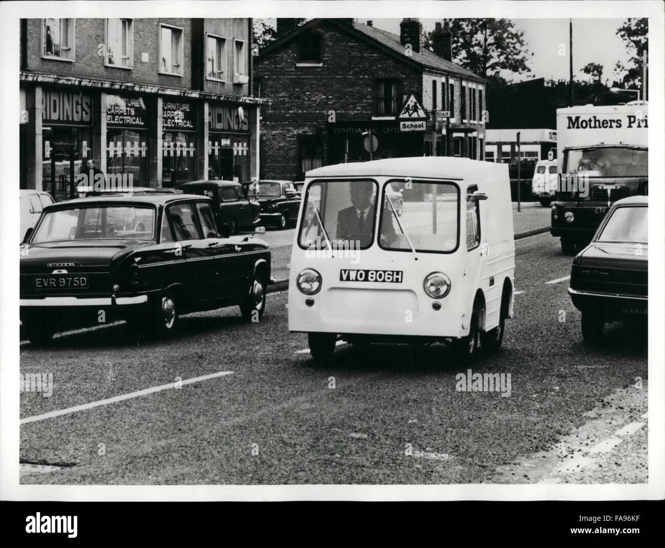 1968 - Nouvelle batterie fourgon électrique pour battre la congestion routière : un nouveau style fourgon électrique pour un usage commercial dans les villes et a été introduit par Crompton Leyland Electricars Ltd., filiale commune d'Hawker Siddeley et BLMC, et seront exposées pour la première fois à l'exposition commerciale internationale en transport (18-26 septembre) © Keystone Photos USA/ZUMAPRESS.com/Alamy Live News Banque D'Images