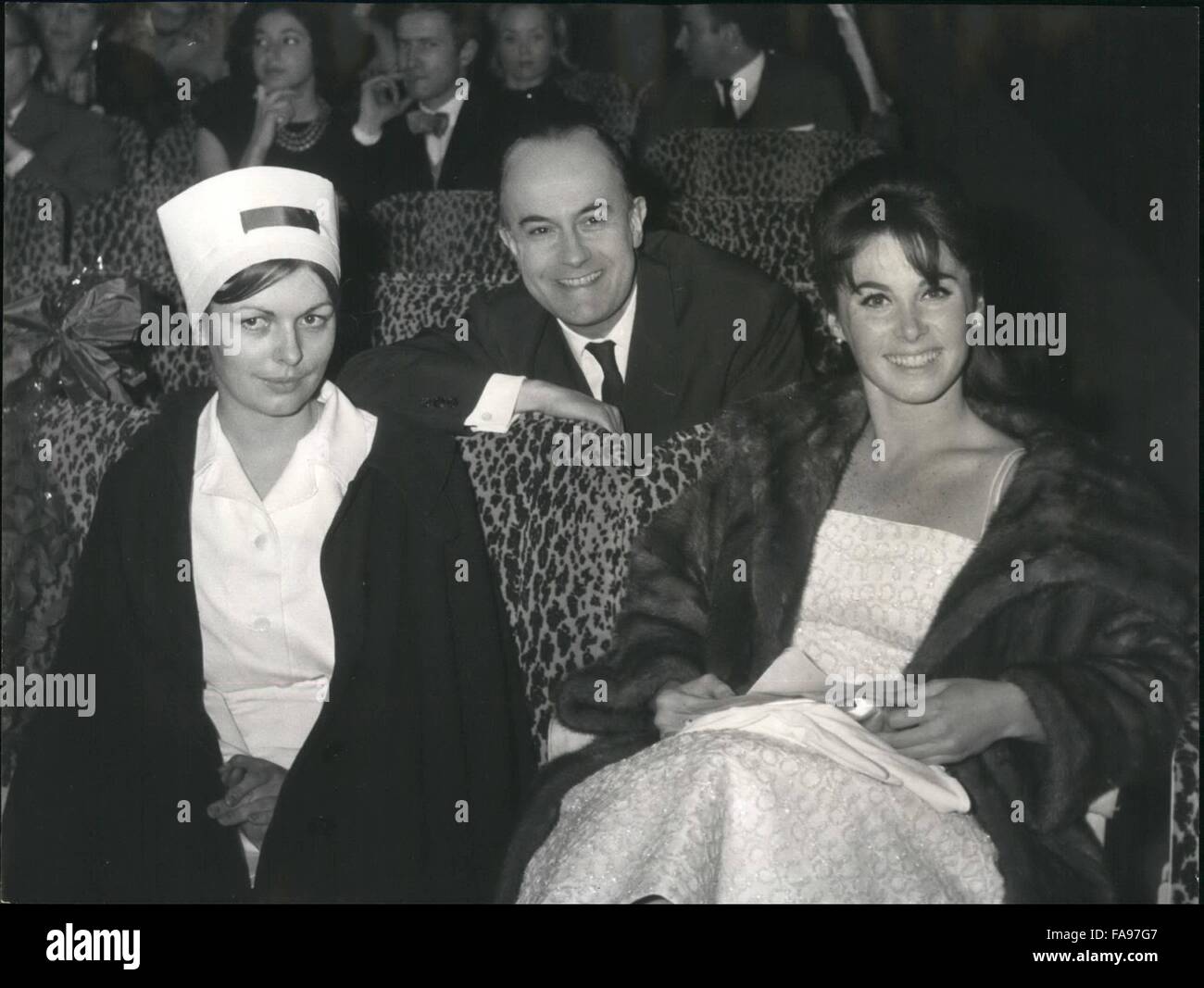 1968 - Héroïne de ''Internes'' à Paris, jeune actrice Stefanie Pouvoirs aidé hier soir à première nuit présentation du film ''Les médecins'' dans lequel elle partage la célébrité avec Suzy Parker. Présentation dans le cinéma ''Le Paris'' est allé au profit de l'Association des veuves et orphelins des médecins, présidé par Mme Godard D' Allaines. Photo montre bien le docteur Soubiran avec jolie Stefanie Pouvoirs et aussi une infirmière authentique. © Keystone Photos USA/ZUMAPRESS.com/Alamy Live News Banque D'Images