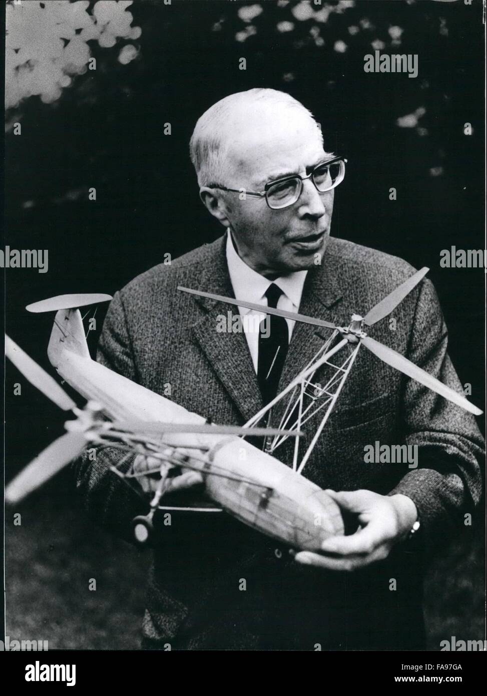 1975 Heinrich Focke - Concepteur de l'avion sera le 8 octobre 85 Le concepteur de l'avion allemand Heinrich Focke deviendra le 8 octobre 1975 85. 1908, il a commencé avec la construction d'avions, avec une étrange que certains gilder le premier des sauts ont été effectués à l'Osterdeich à Brême, sa ville natale. 13 ans plus tard, alors qu'il venait de terminer ses études à l'université technique de Hanovre, il a obtenu les permittance pour son premier avion, l'un 7. 1924, le ''Focke-Wulf Flugzeugbau AG '' a été fondée, qui a produit jusqu'en 1933. 29 types d'avions différents, où des 13 places A-38 (pour la Lufth Banque D'Images