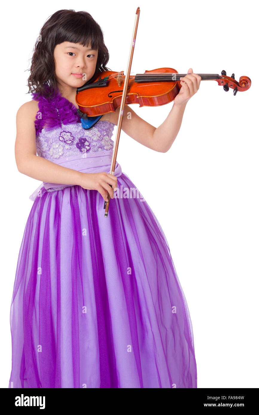 Un portrait d'un mignon, heureux et jeune japonaise dans une robe pourpre sur fond blanc avec un violon. Banque D'Images