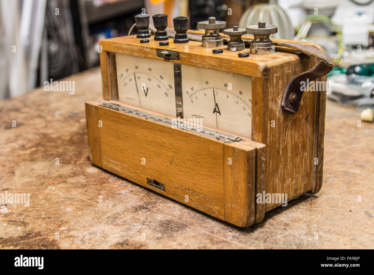 Compteur électrique en bois analogiques vintage sur l'ancienne table test Banque D'Images