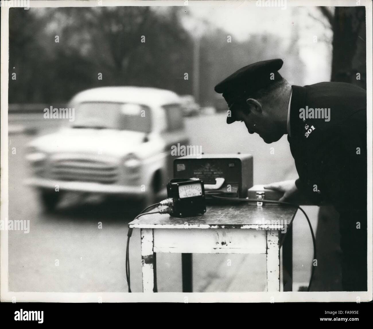 1952 - Les pièges de vitesse radar pour Londres : à partir de lundi prochain les pièges de vitesse radar doivent être effectués par la Police métropolitaine.Ils seront mis en place à des points noirs où l'excès de vitesse est considérée comme un réel danger. Chaque automobiliste qui est vérifié seront invités à voir un contrôle sur place de l'exactitude sportif. La vitesse moteurs ne seraient pas nécessairement être cachée - pour la police sont plus préoccupés par la réduction des vitesses dangereuses qu'à attraper les automobilistes. Photo montre à l'essai la vitesse trap appétits sur la Thames Embankment aujourd'hui. © Keystone Photos USA/ZUMAPRESS.com/Alamy Live News Banque D'Images