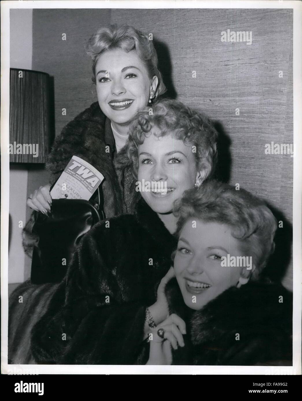 1959 - T à B : Lori Nelson, Barbara Eden, joyeux Lauders. © Keystone Photos USA/ZUMAPRESS.com/Alamy Live News Banque D'Images