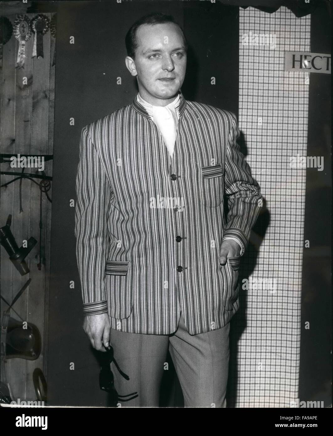 1963 - La mode pour les hommes - par Hector Powe ''le Punjab '' veste de loisirs. Un petit-déjeuner ''chasser'' a eu lieu ce matin à la sellerie - Park Lane - pour l'affichage de tes dernières dans la mode masculine pour l'année 1963 - par Hector Powe. photo montre Simon Hill affiche ''le Punjab'' - nouveau style veste de loisirs à col montant - quatre boutons, avant trois ''Swing'' avec poche à soufflets rabats ornementales. toning pantalons en santal tan. jacket - 1 et le pantalon -5-0. © Keystone Photos USA/ZUMAPRESS.com/Alamy Live News Banque D'Images