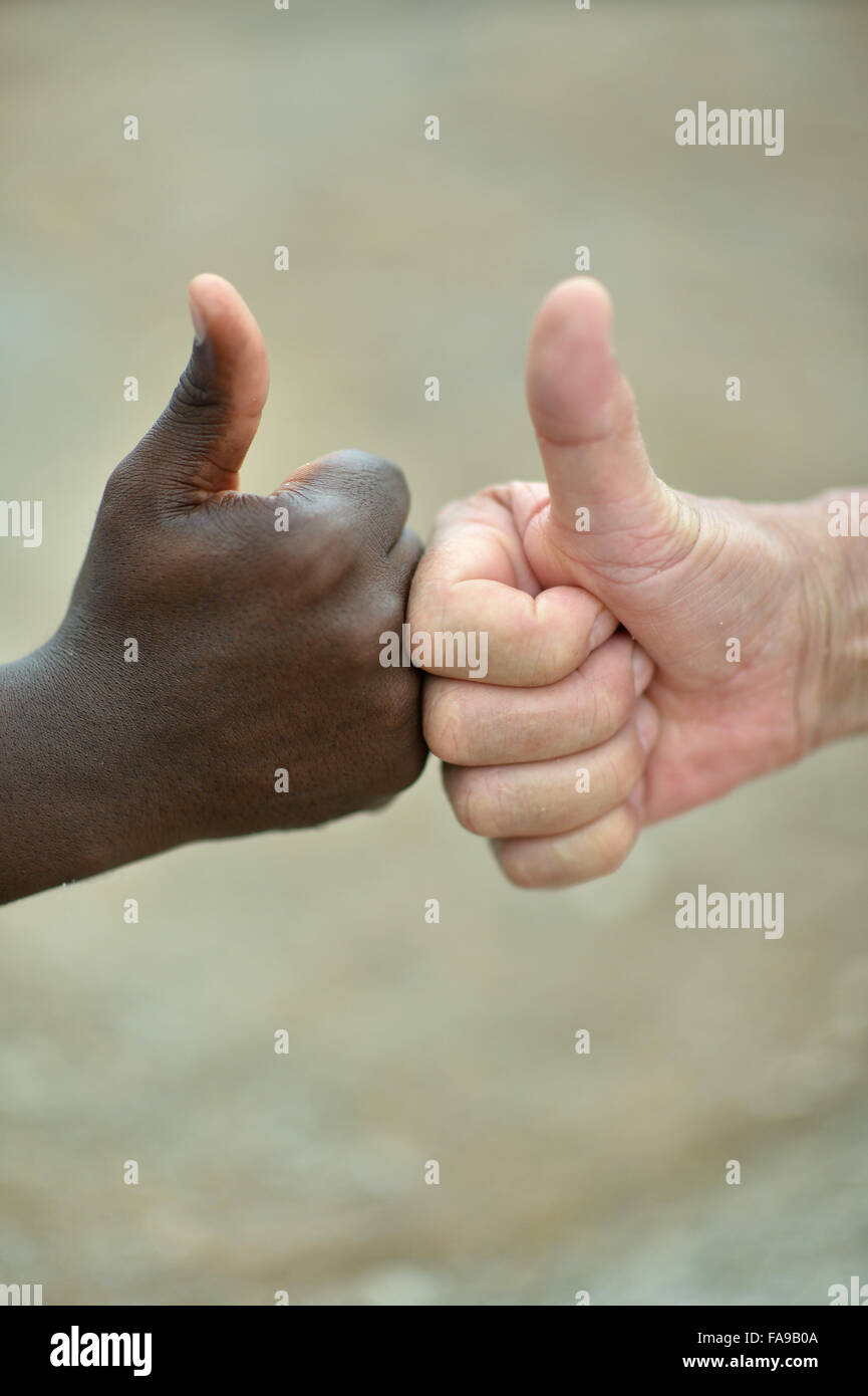 Le noir et blanc mains avec Thumbs up Banque D'Images