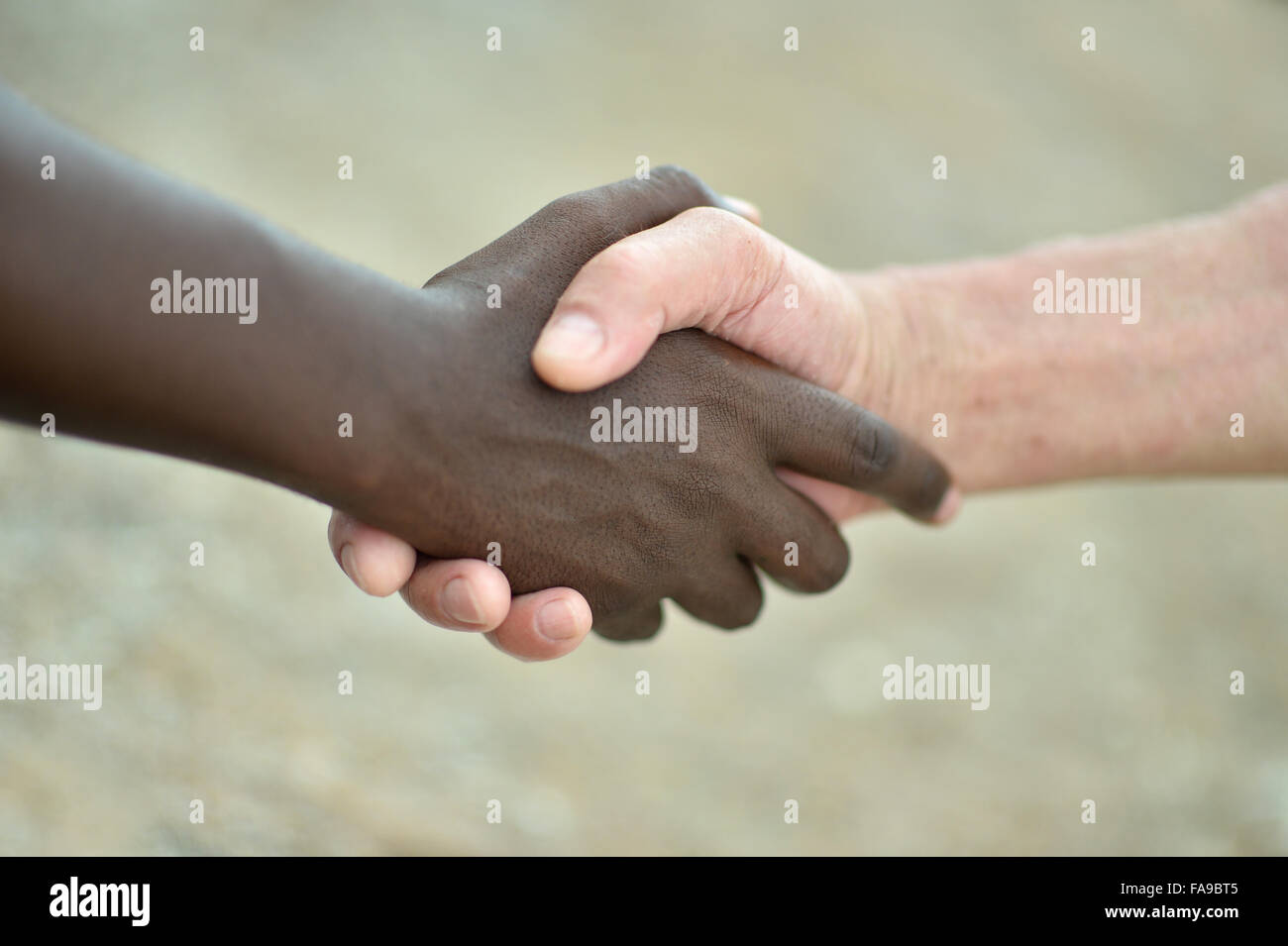 Le noir et blanc mains tenues ensemble Banque D'Images