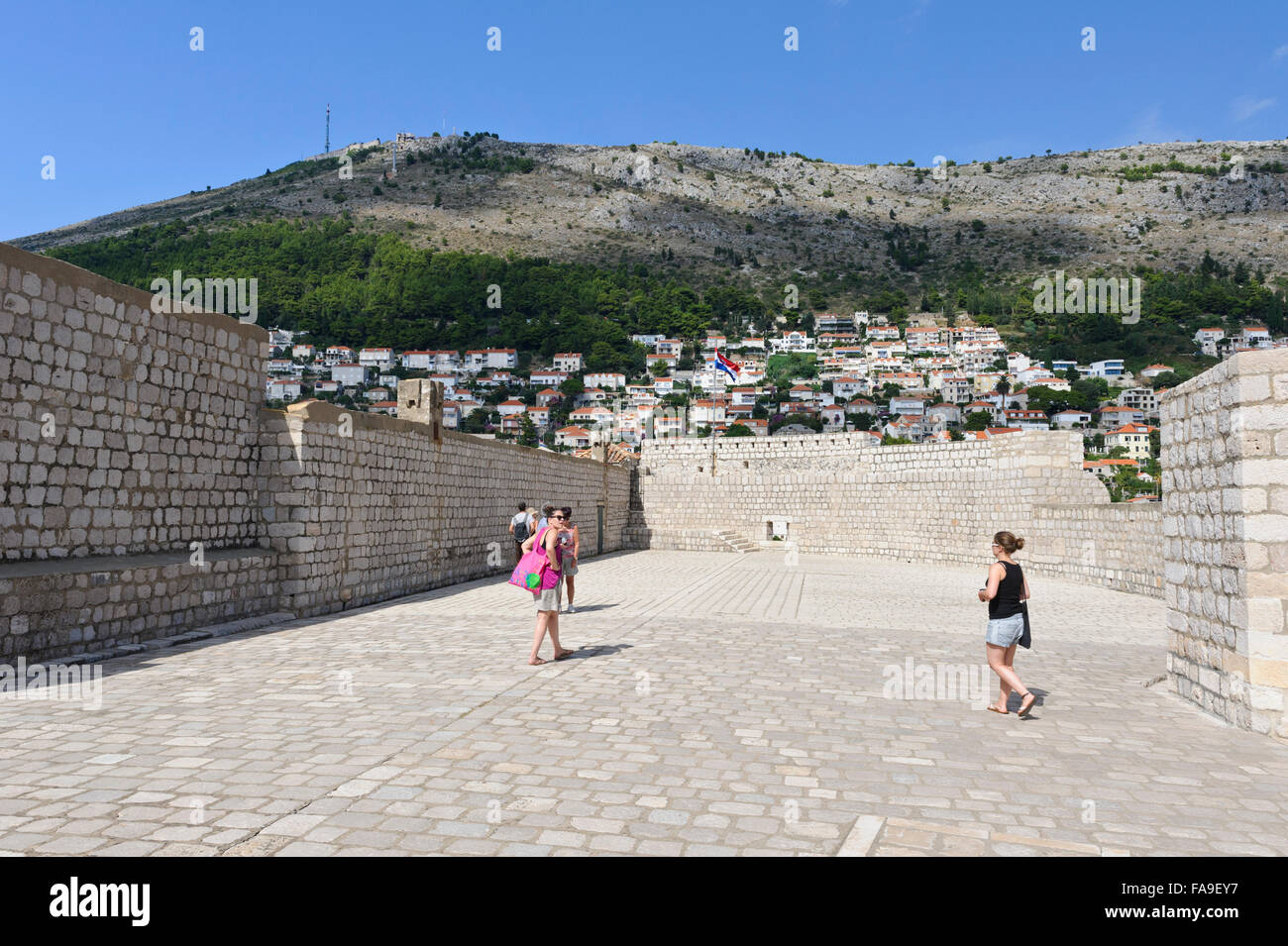 Les visiteurs à la découverte de la vieille forteresse de Dubrovnik, Croatie. Banque D'Images