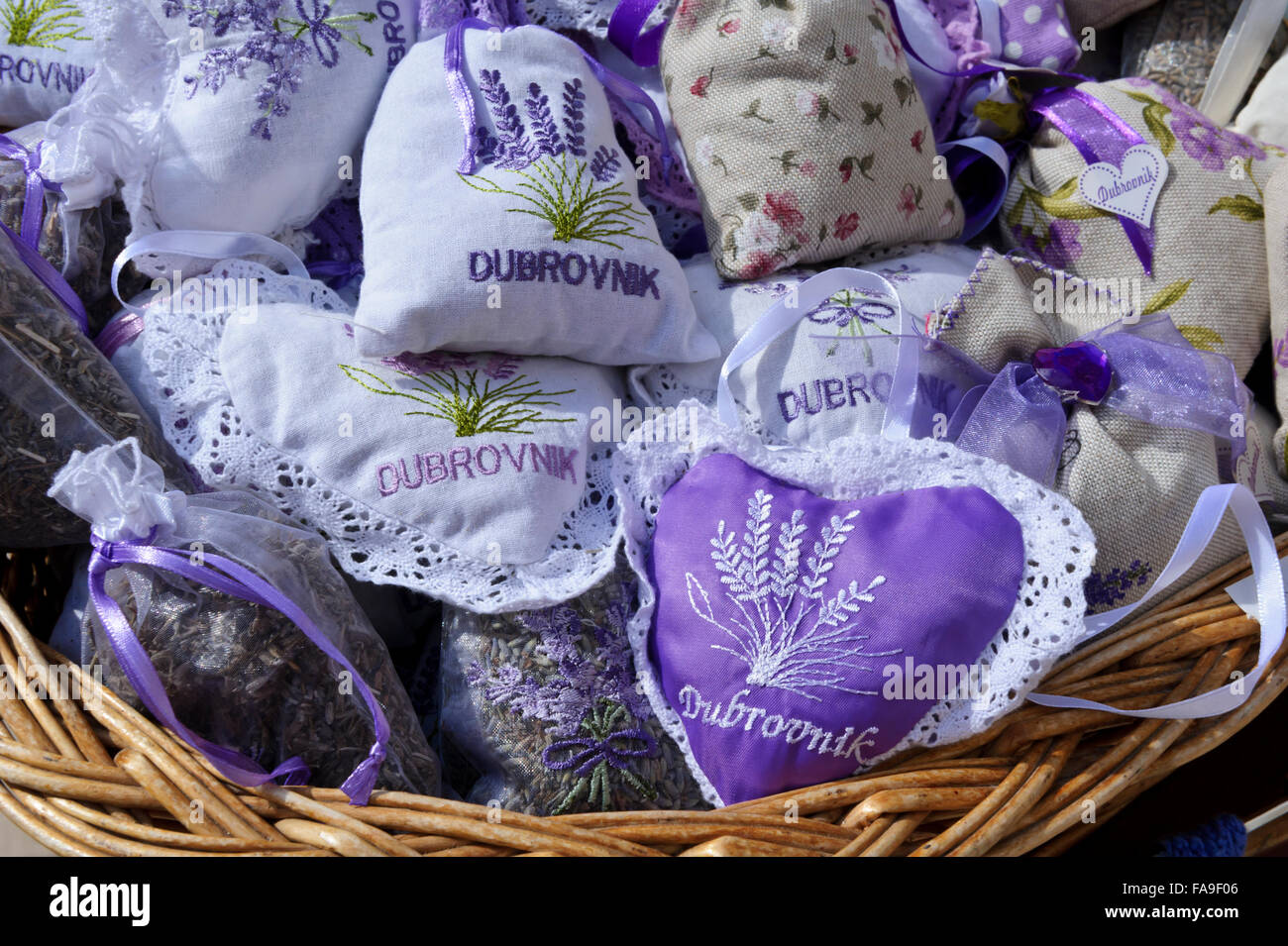 Une sélection de petits sacs floraux parfumés en vente à Dubrovnik, Croatie. Banque D'Images