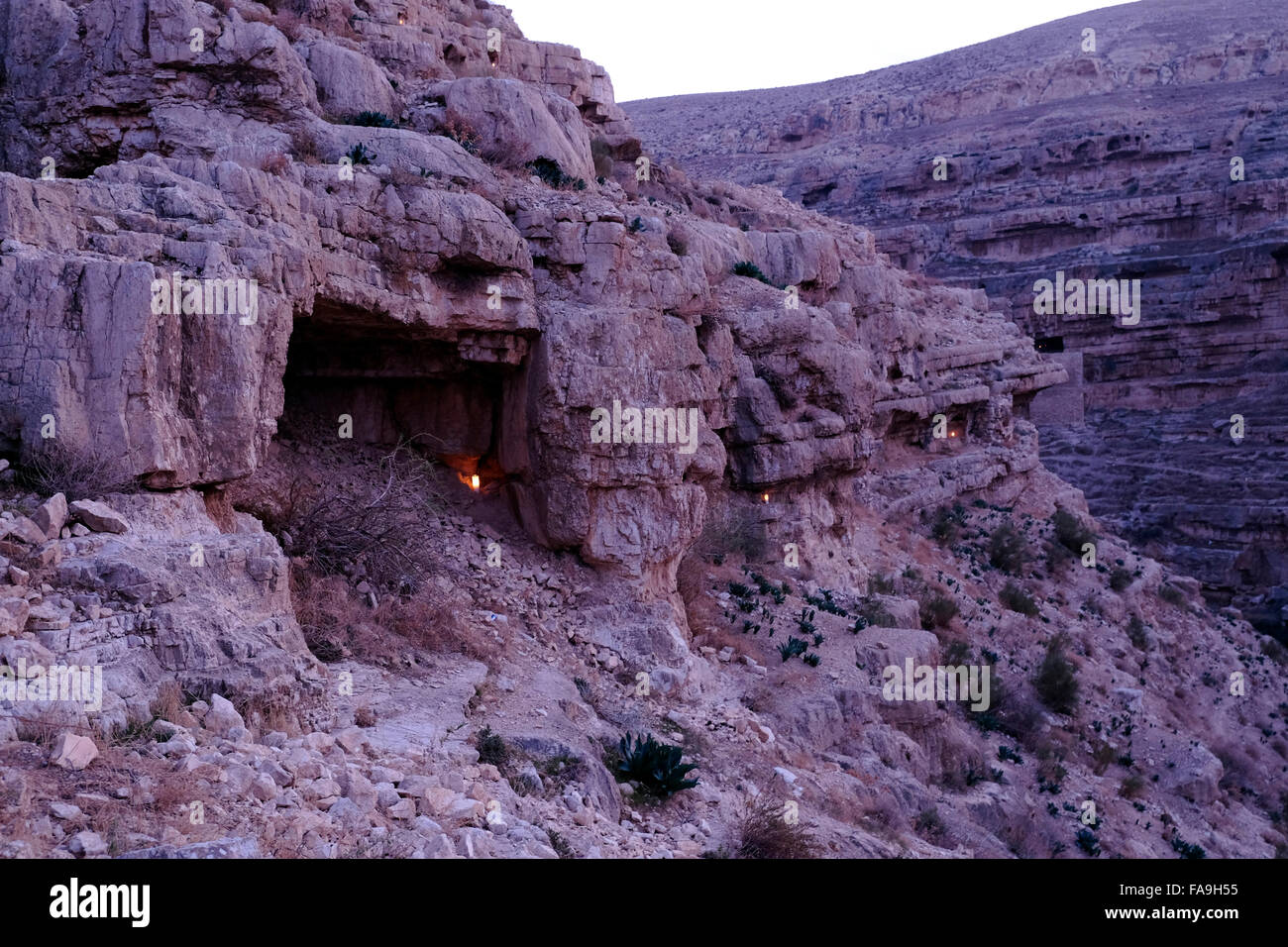 Allumer des bougies illuminant petites grottes près de Mar Saba Saba Mar Monastère durant la journée dans le désert de Judée ou de Judée Cisjordanie Israël Banque D'Images