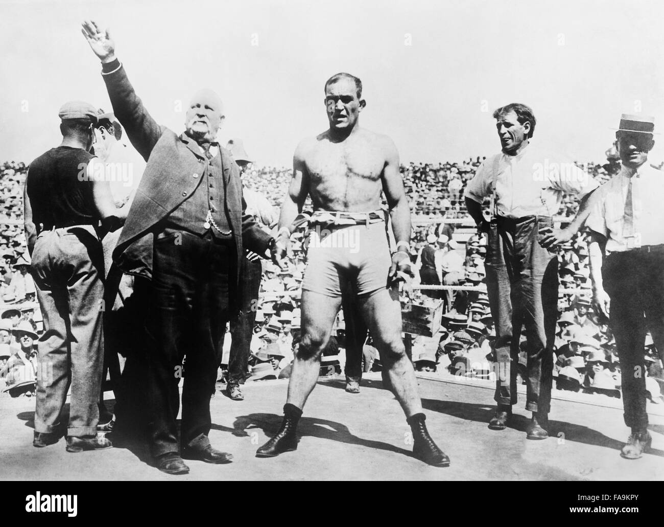 Vintage photo du boxeur américain James J. Jeffries en cours d'introduction à la foule avant le célèbre "Combat du siècle" avec Jack Johnson pour le World Heavyweight Championship. Le combat a eu lieu à Reno, Nevada, le 4 juillet 1910 et Jeffries a été battu - le combat a été arrêté dans le 15ème tour après Jeffries a été renversé pour la première fois de sa carrière. L'invaincu auparavant Jeffries (1875 - 1953), surnommé "Le Chaudronnier", était sorti de la retraite pour la lutte, ayant auparavant occupé le world heavyweight couronne de 1899 à 1905. Banque D'Images