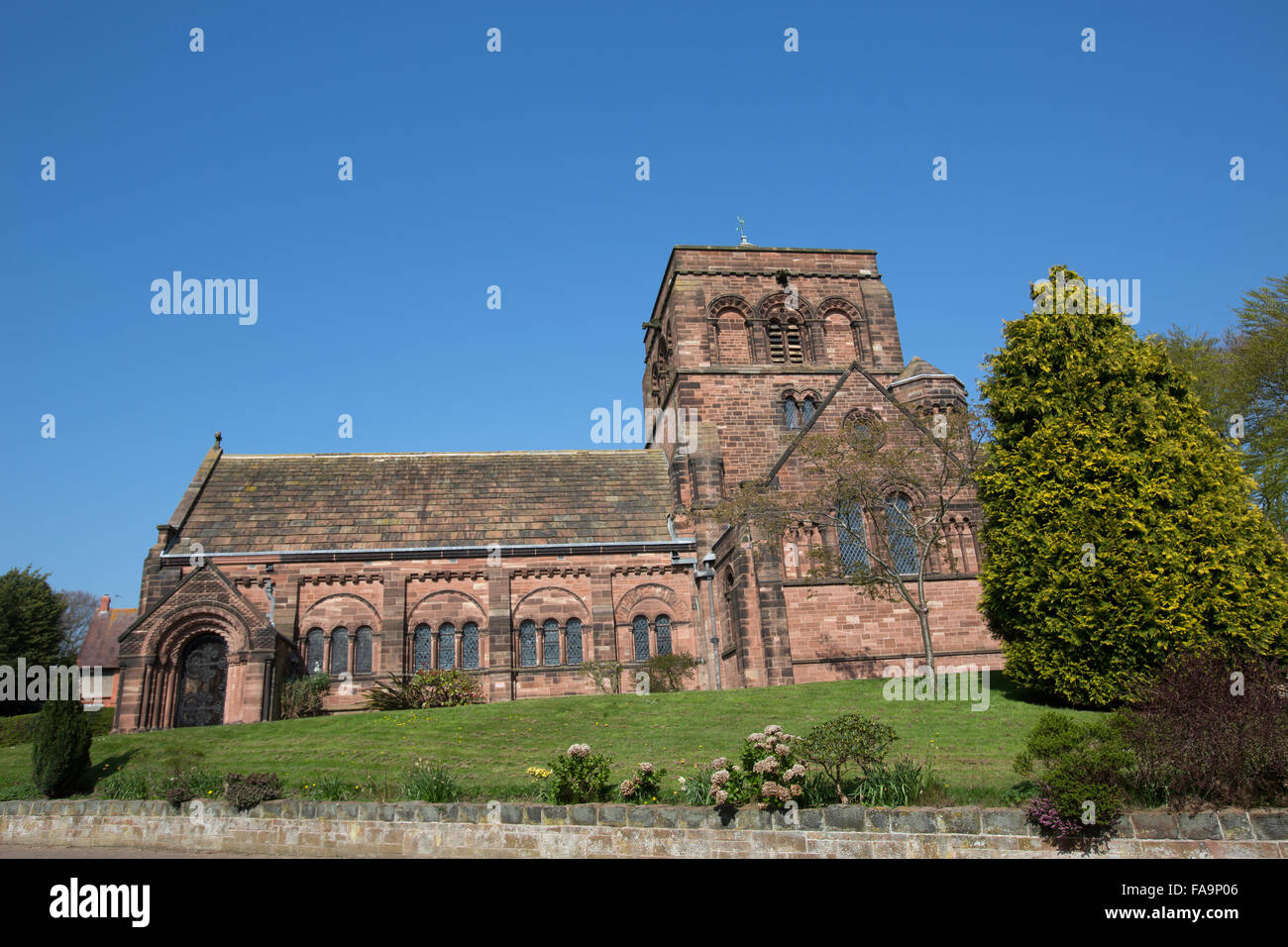 Village de Thornton Hough, Cheshire, Angleterre. Vue pittoresque du sud de l'élévation de St George's Church. Banque D'Images