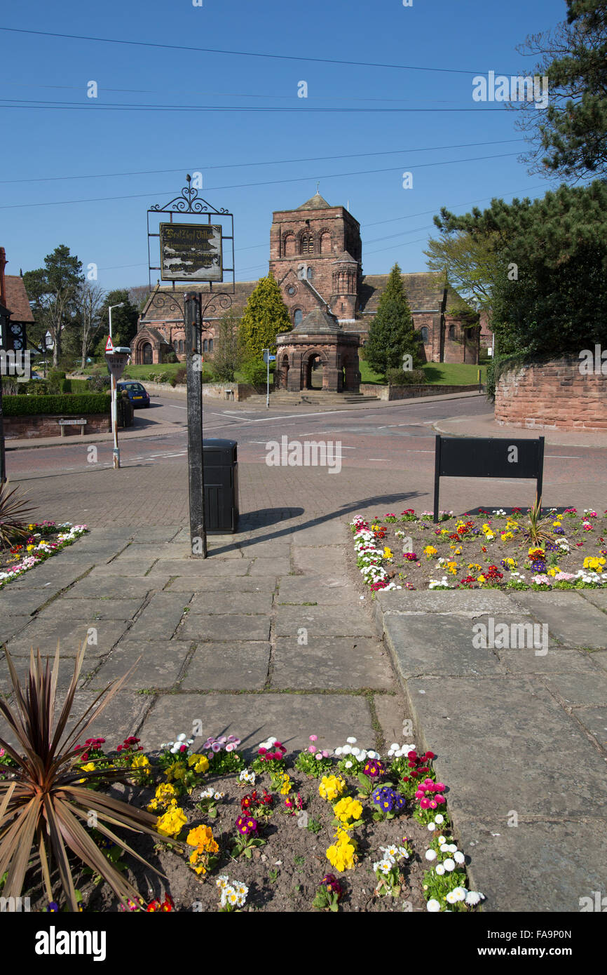 Village de Thornton Hough, Cheshire, Angleterre. Vue pittoresque de Thornton Hough avec St George's Church dans l'arrière-plan. Banque D'Images