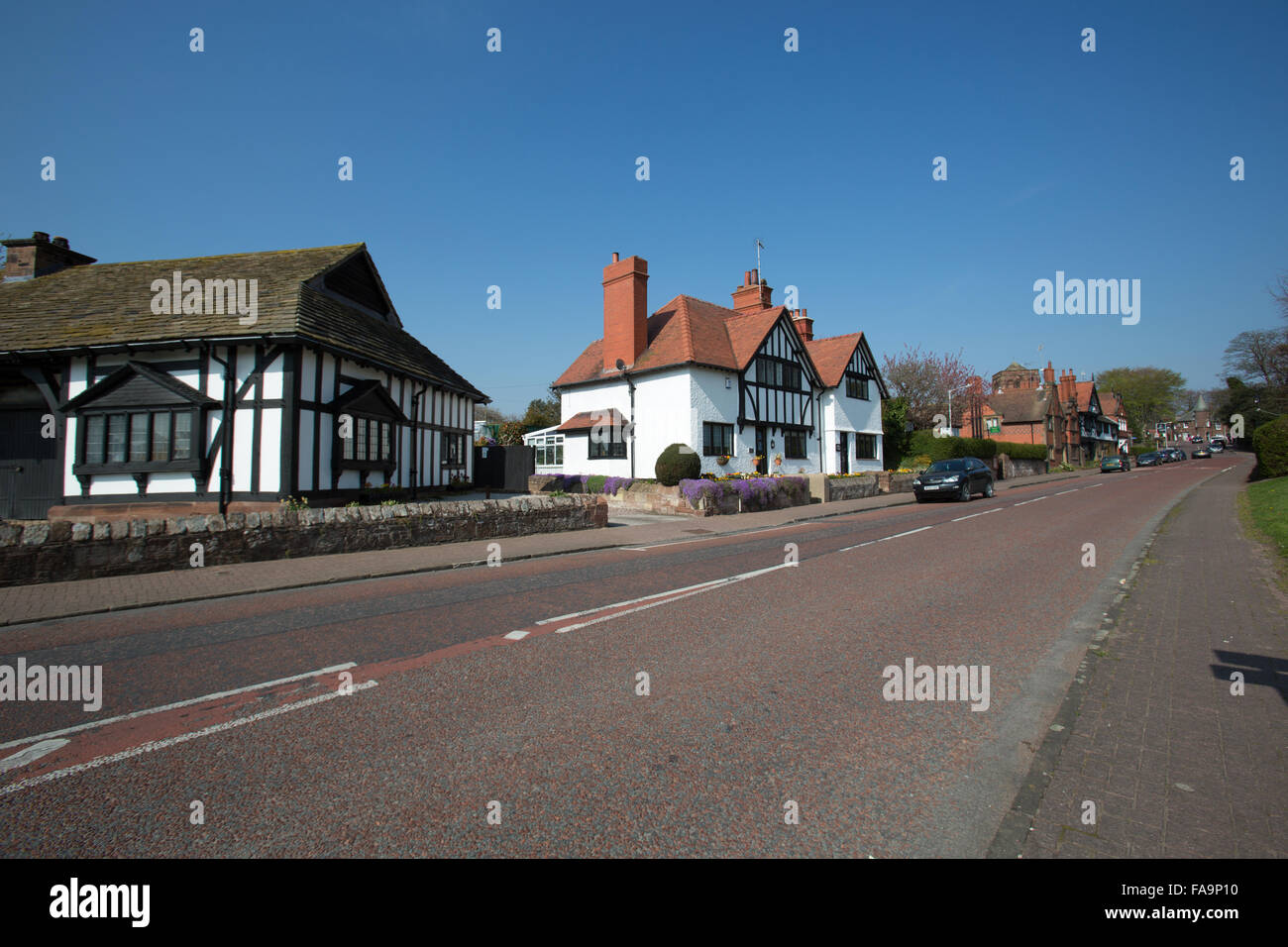 Village de Thornton Hough, Cheshire, Angleterre. Vue pittoresque de Thornton Hough à Neston Road. Banque D'Images