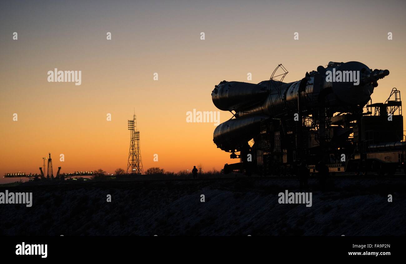 Le vaisseau Soyouz TMA-19M est déployée à l'aire de lancement par le train au lever du soleil le 13 décembre 2015 à Baïkonour, au Kazakhstan. La fusée est prévue pour soulever le 15 décembre avec les membres d'équipage commandant de Soyouz Youri Malenchenko, astronaute américain Tim Kopra et la Grande-Bretagne Tim Peake de l'ESA pour un séjour de six mois à bord de la Station spatiale internationale. Banque D'Images