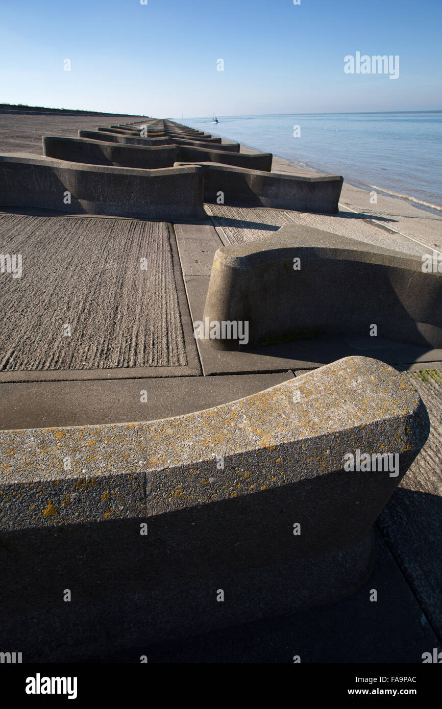 Péninsule de Wirral, L'Angleterre. Vue pittoresque de la digue de béton à Leasowe. Banque D'Images