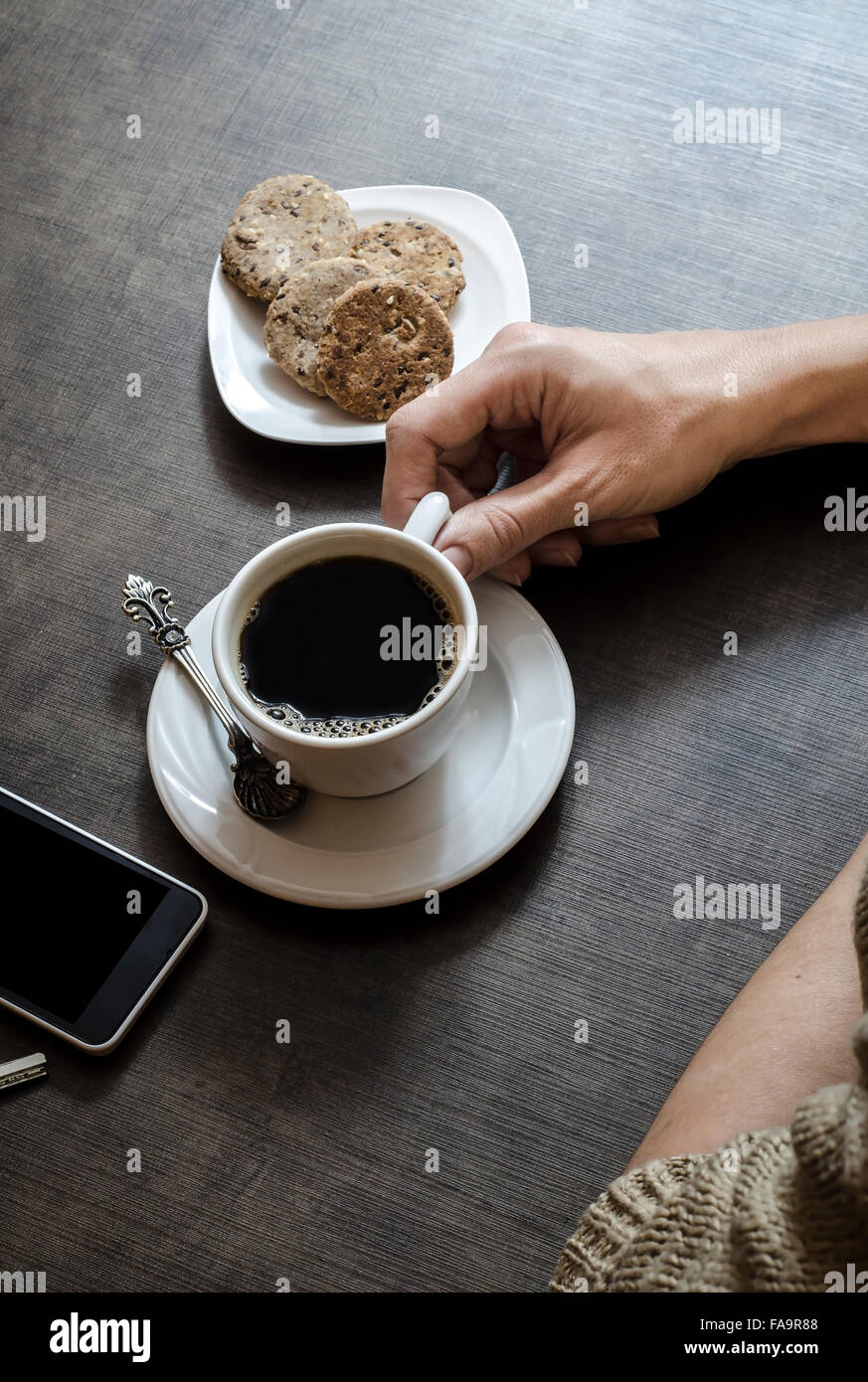 Closeup of woman's hand holding a cup of coffee Banque D'Images