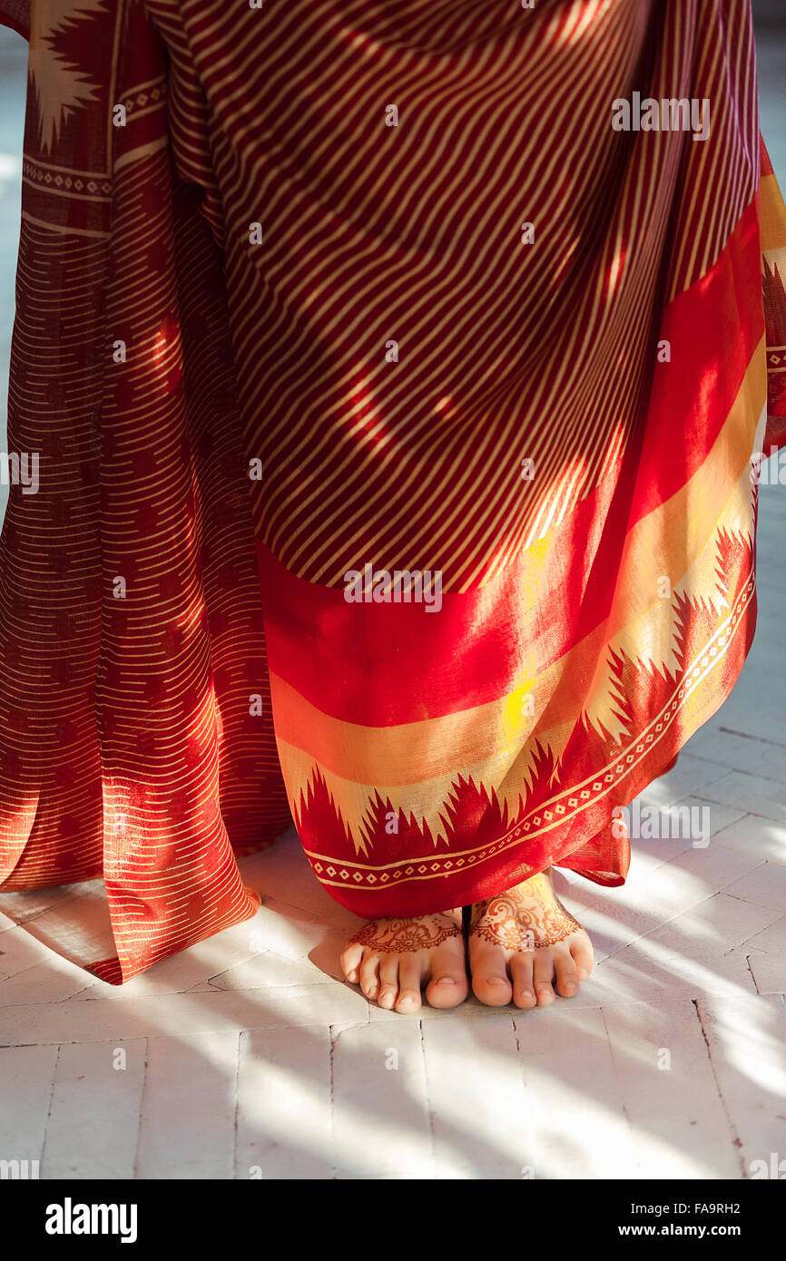 Jambes ornées de mehandi indien henné peints Banque D'Images