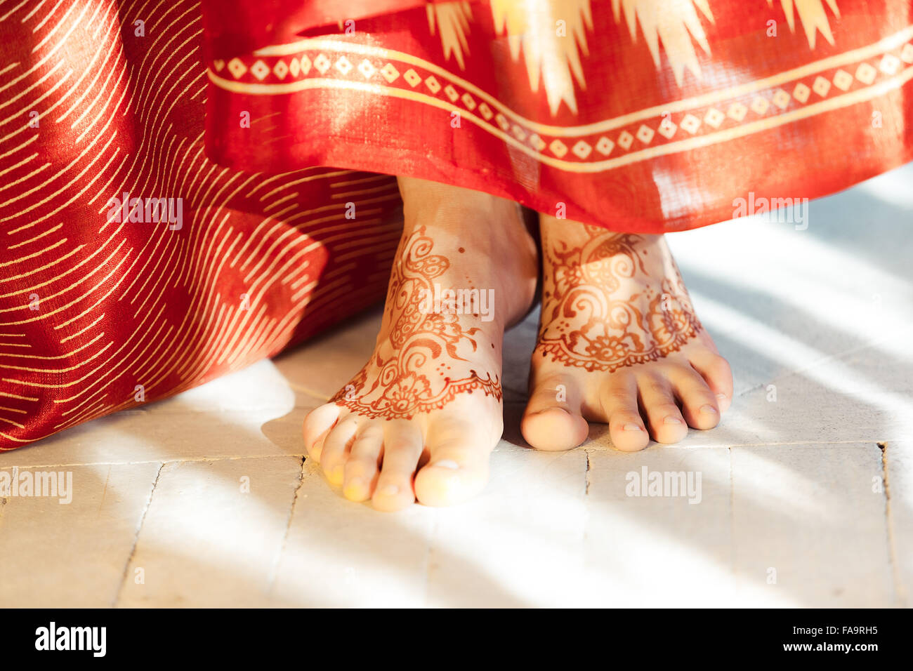 Jambes ornées de mehandi indien henné peints close up Banque D'Images