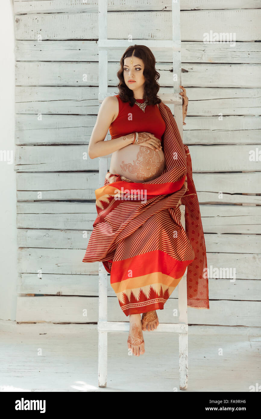Photo indien sur femme décorée de henné peints mehandi indien Banque D'Images