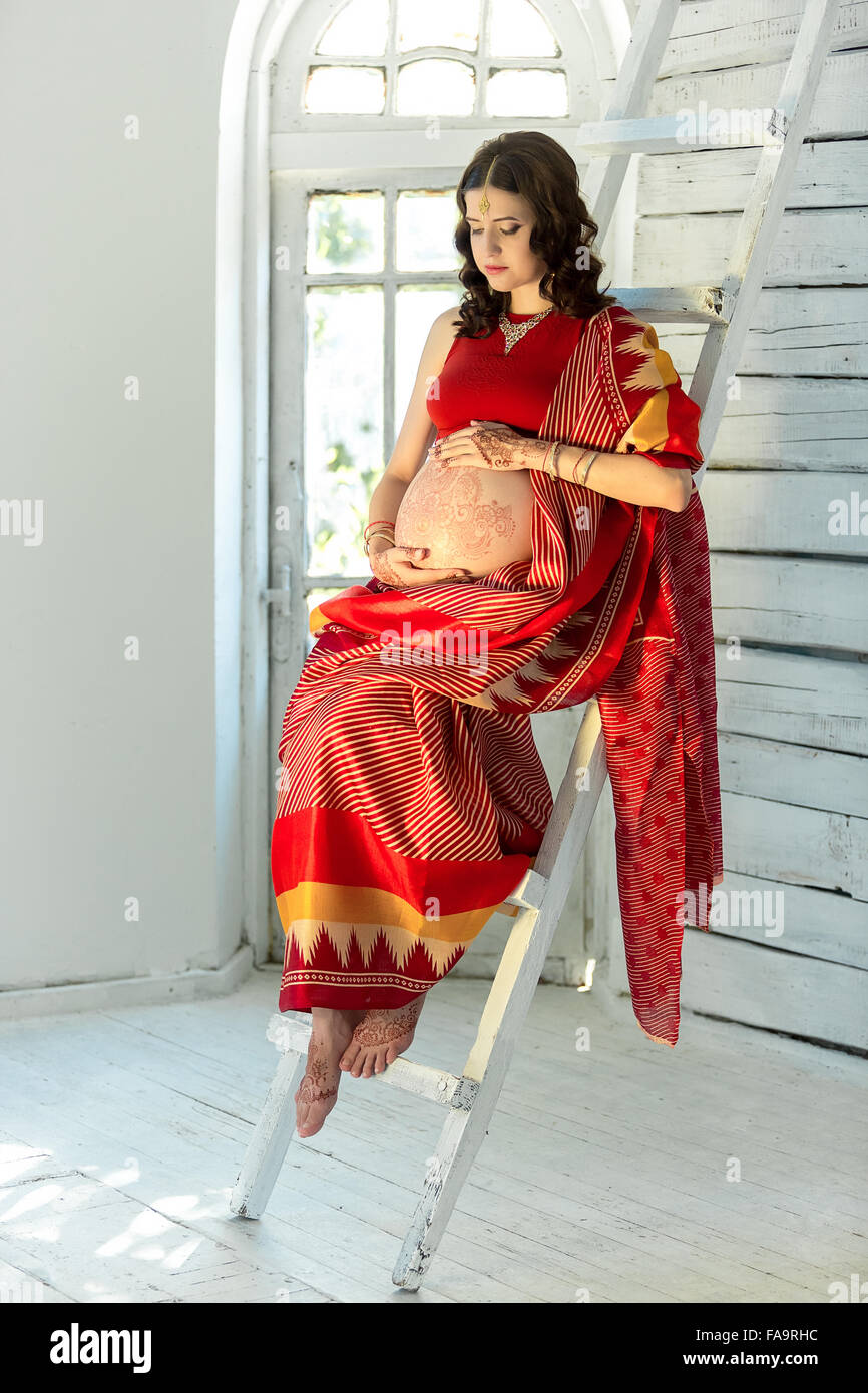 Photo indien sur femme décorée de henné peints mehandi indien Banque D'Images