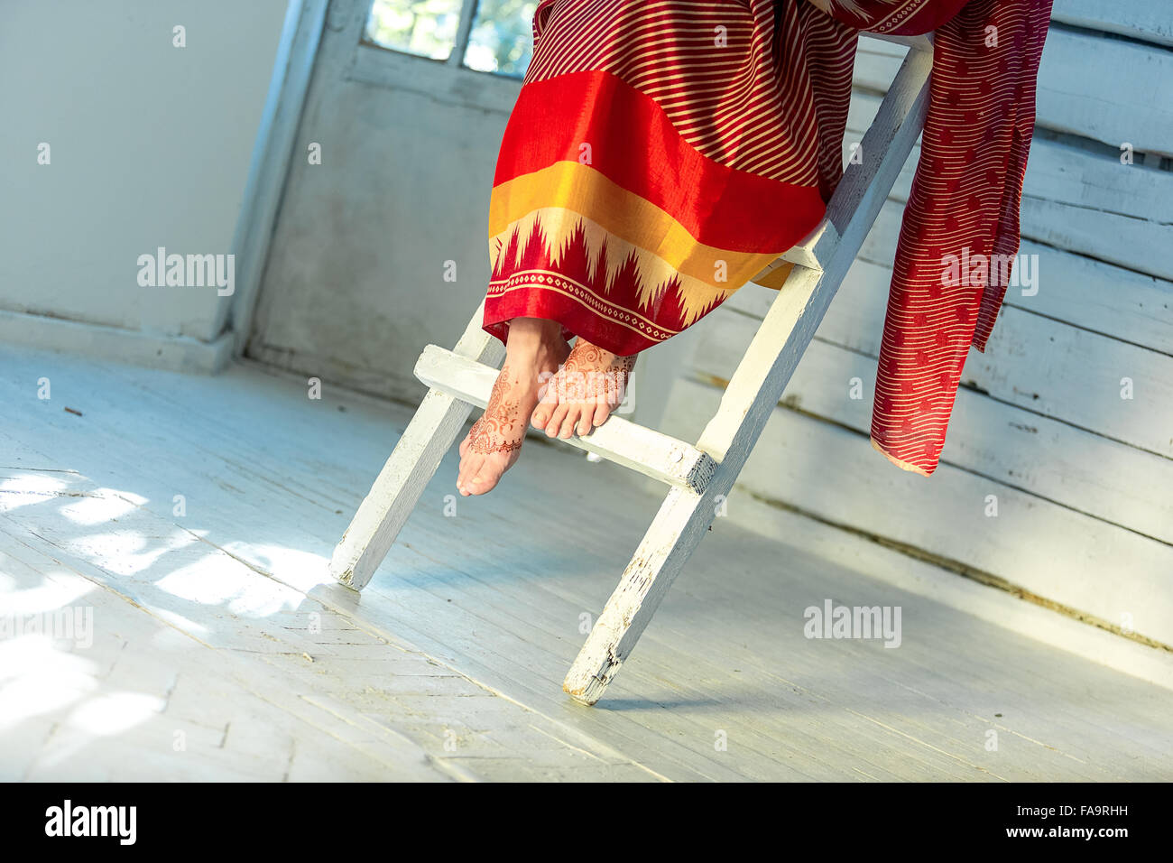 Jambes ornées de mehandi indien henné peints Banque D'Images