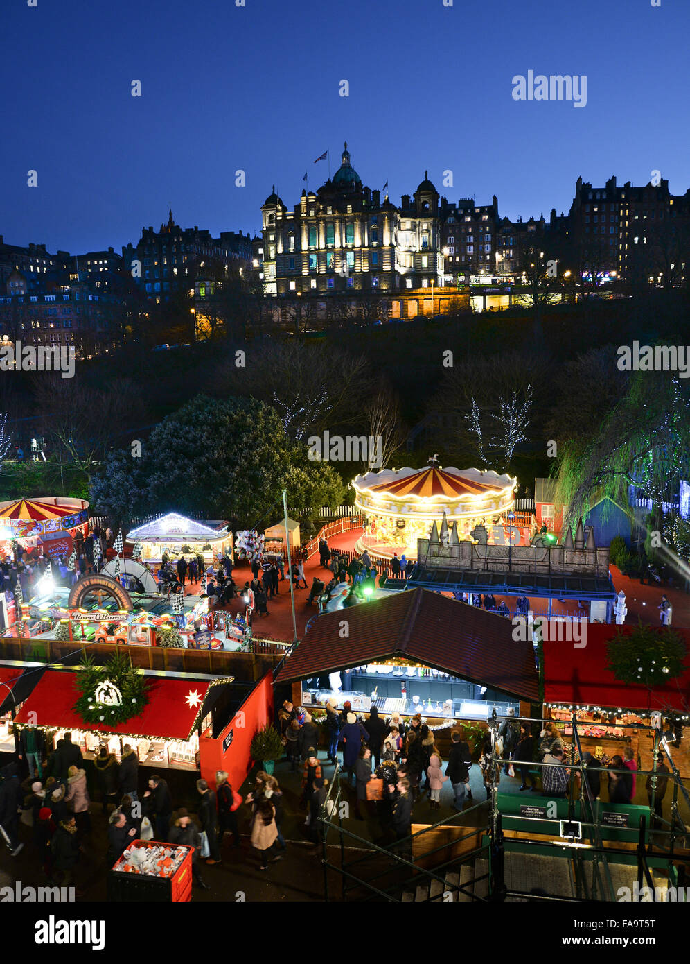 Edinburgh's célèbre Marché de Noël Européen Banque D'Images