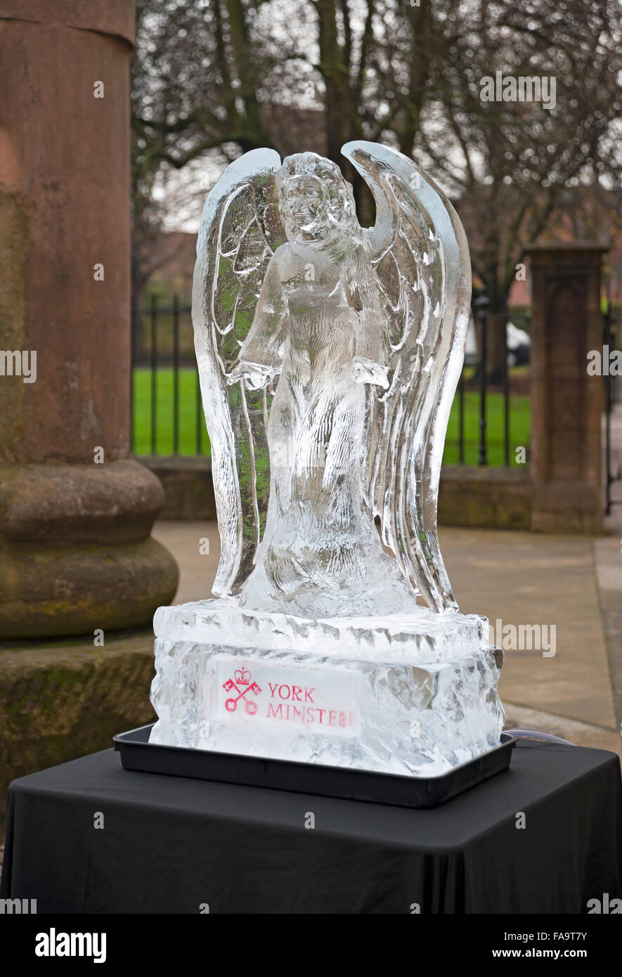 Sculpture sur glace sculpture sculpture d'un ange sur la piste de glace en hiver York North Yorkshire Angleterre Royaume-Uni GB Grande-Bretagne Banque D'Images