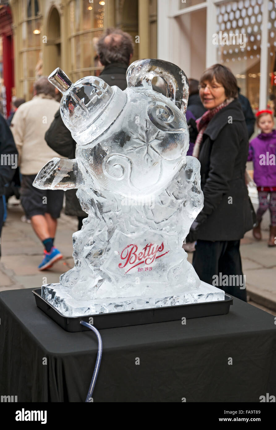 Sculpture sur glace d'une théière géante sur la Ice Trail en hiver York North Yorkshire Angleterre Royaume-Uni Grande-Bretagne Banque D'Images