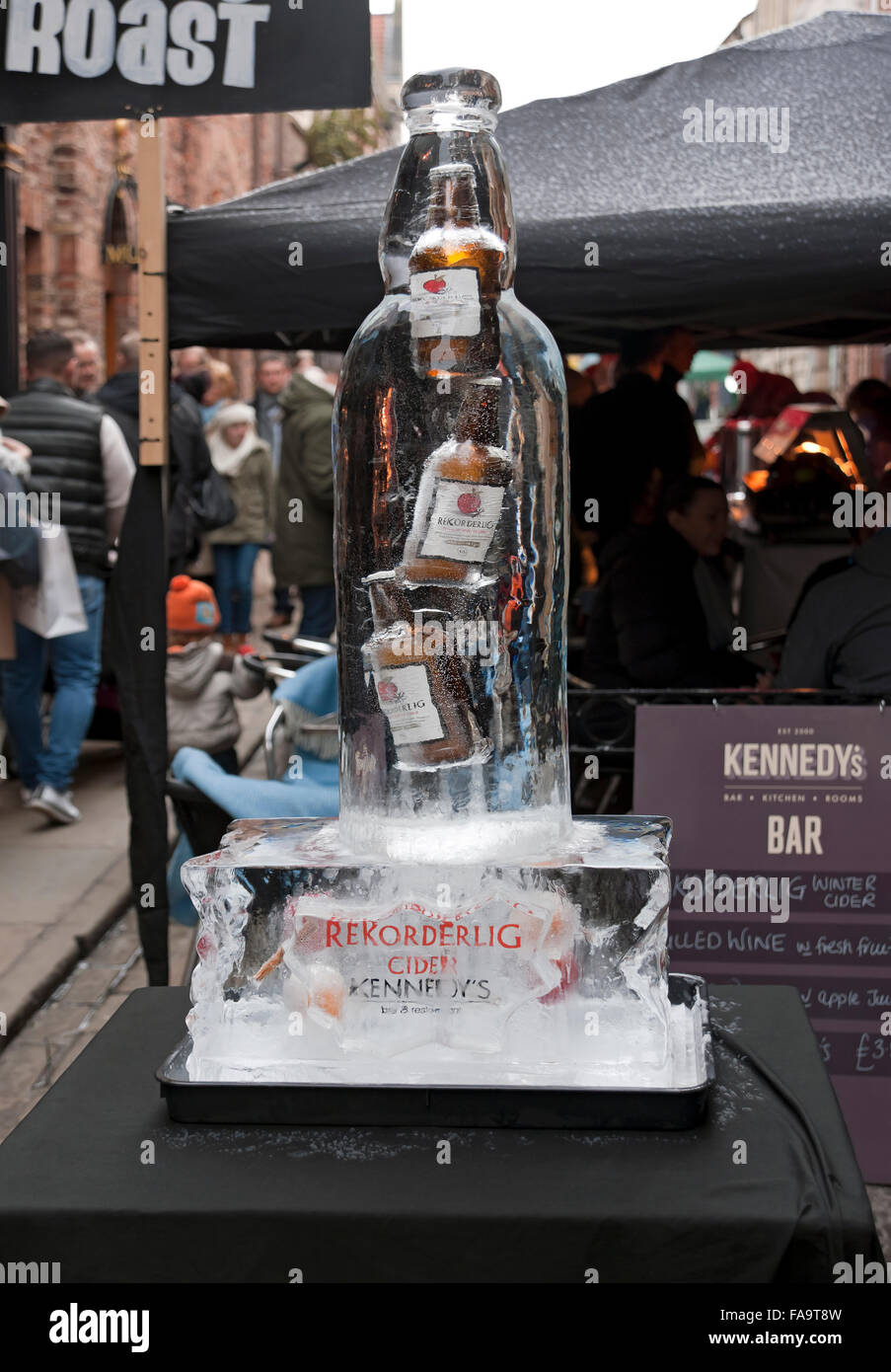 Sculpture sur glace d'une bouteille contenant des bouteilles de cidre sur la piste de glace en hiver York North Yorkshire Angleterre Royaume-Uni Grande-Bretagne Banque D'Images