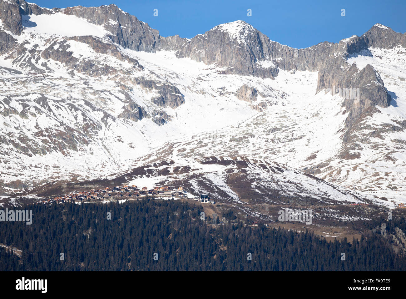 Riederalp, Suisse. 24 Décembre, 2015. Il y a un manque de neige dans les domaines de ski de la Suisse. Les pentes sont créés avec de la neige artificielle pour attirer des touristes et de réduire la perte économique. Credit : Dominic Steinmann/Alamy Live News Banque D'Images