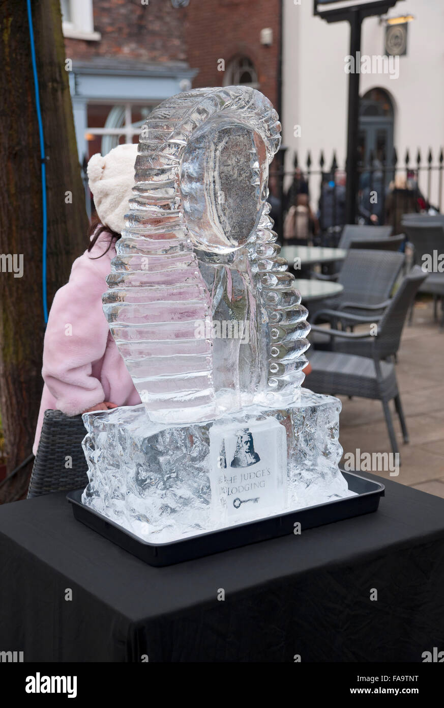 Sculpture sur glace d'une perruque de juges sur la piste de glace en hiver York North Yorkshire Angleterre Royaume-Uni GB Grande-Bretagne Banque D'Images