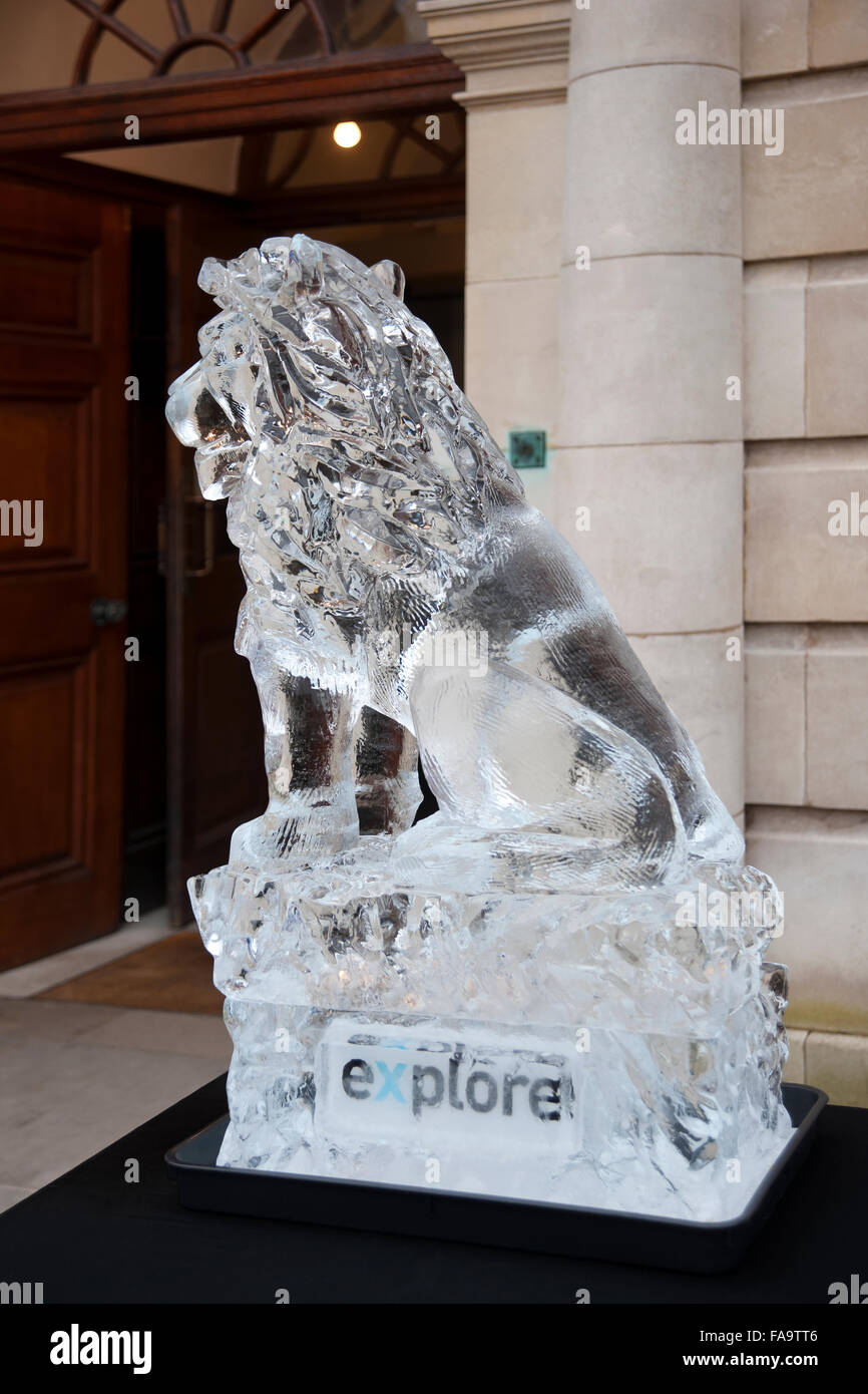 Sculpture sur glace d'Aslan le Lion sur la piste de glace en hiver York North Yorkshire Angleterre Royaume-Uni GB Grande-Bretagne Banque D'Images